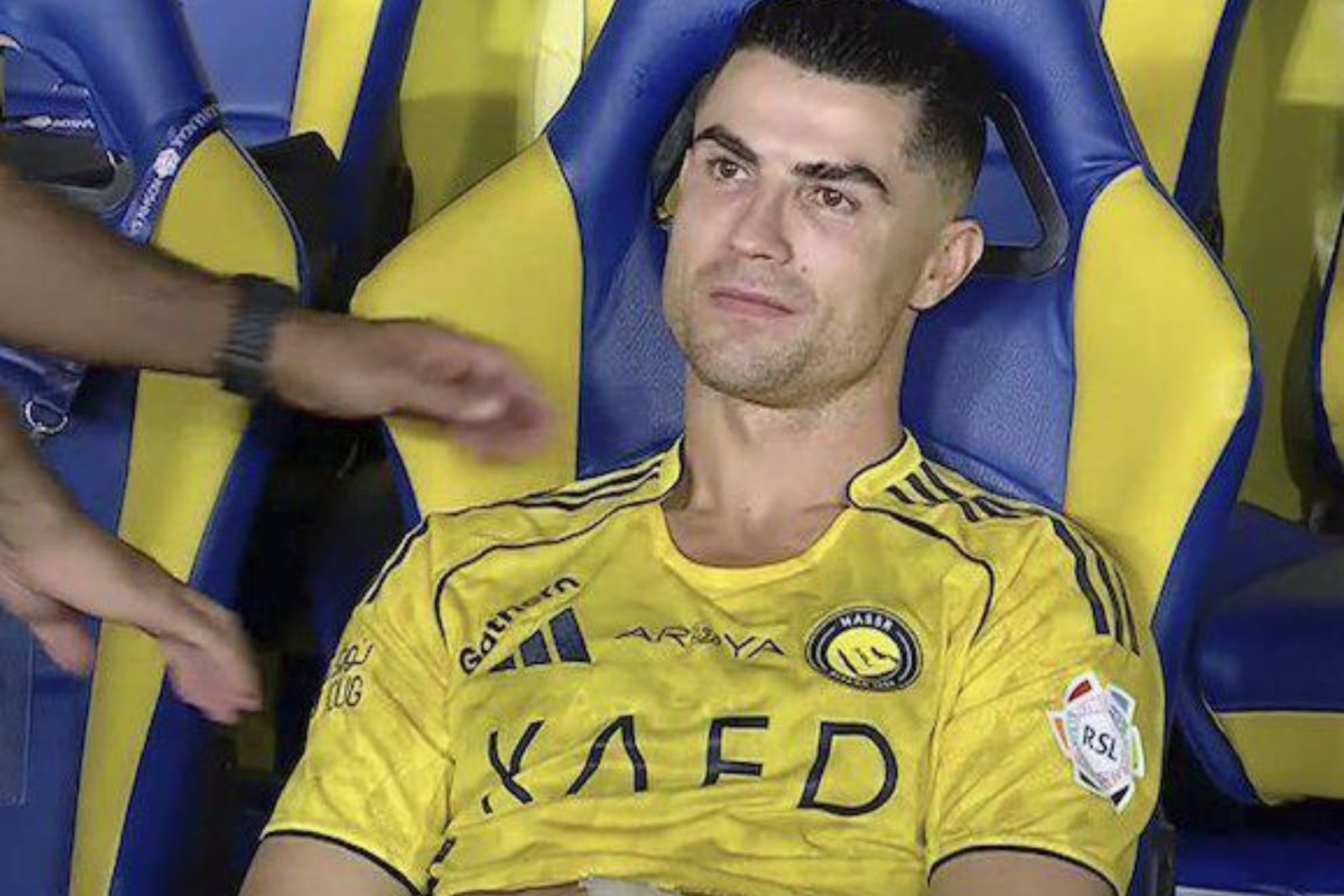 Cristiano Ronaldo, abatido en el banquillo.