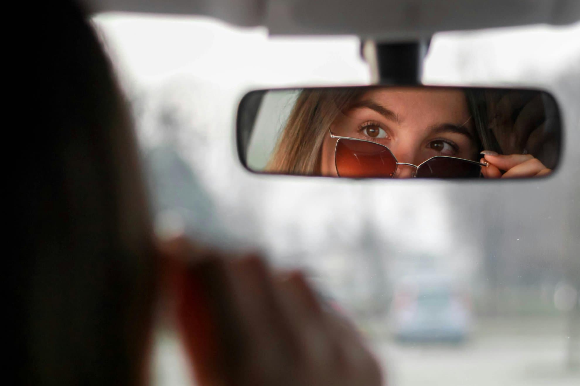 El retrovisor debe permitirnos ver sin ser deslumbrados.