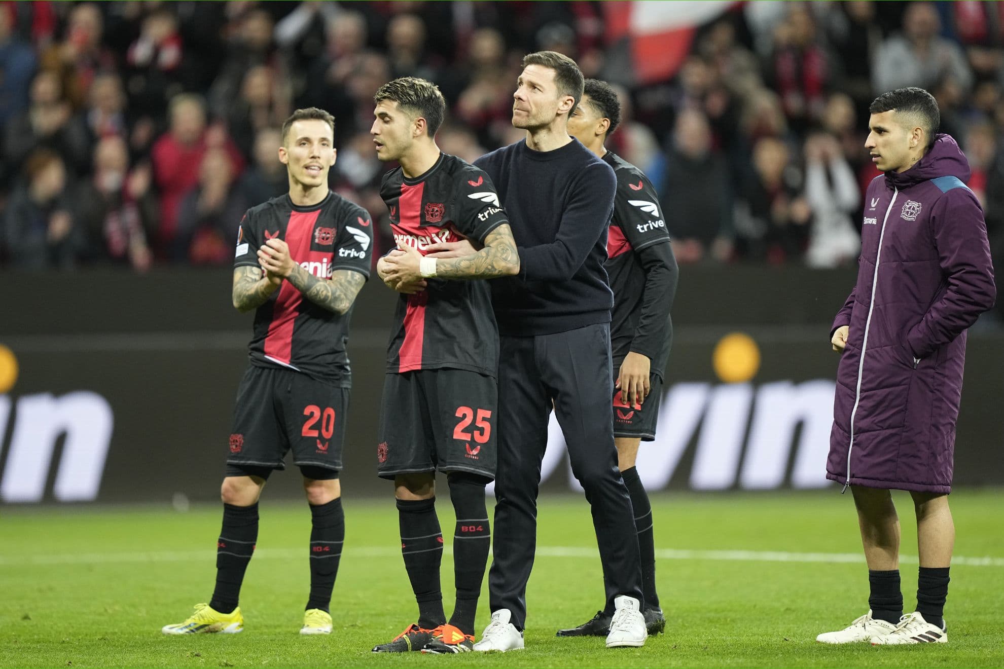Xabi Alonso, junto a Exequiel Palacios