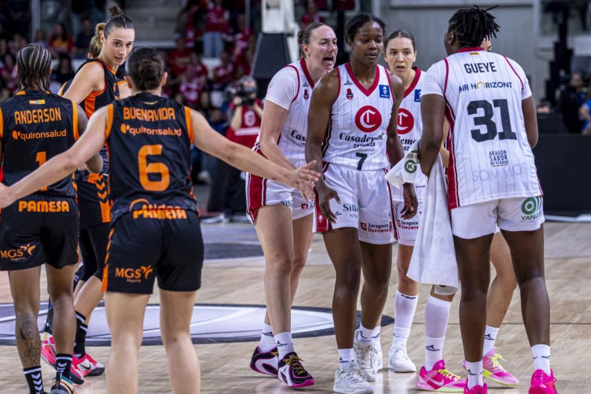 Las jugadoras del Valencia Basket y el Casademont Zaragoza, durante la Copa de la Reina.