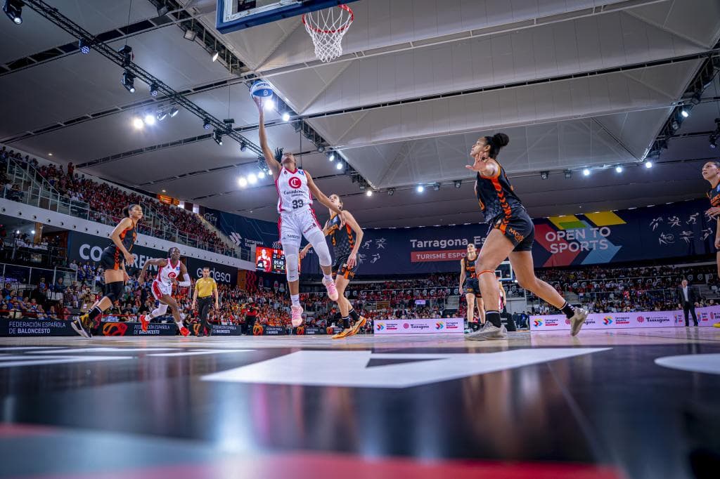 Mawuli penetra a canasta en la semifinal de Copa disputada en Tarragona en este 2026.