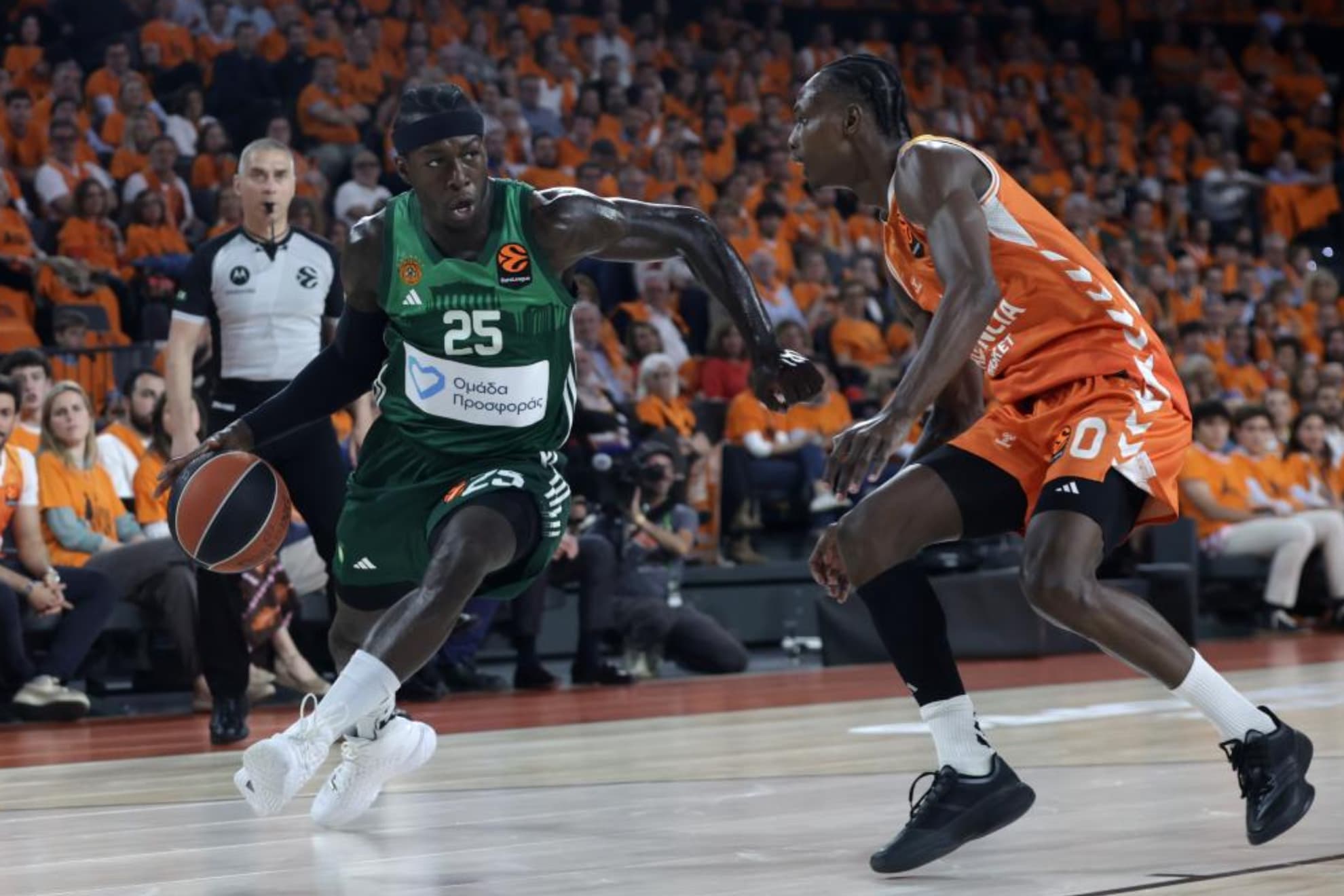Brancou Badio defiende Kendrick Nunn durante el quinto partido.