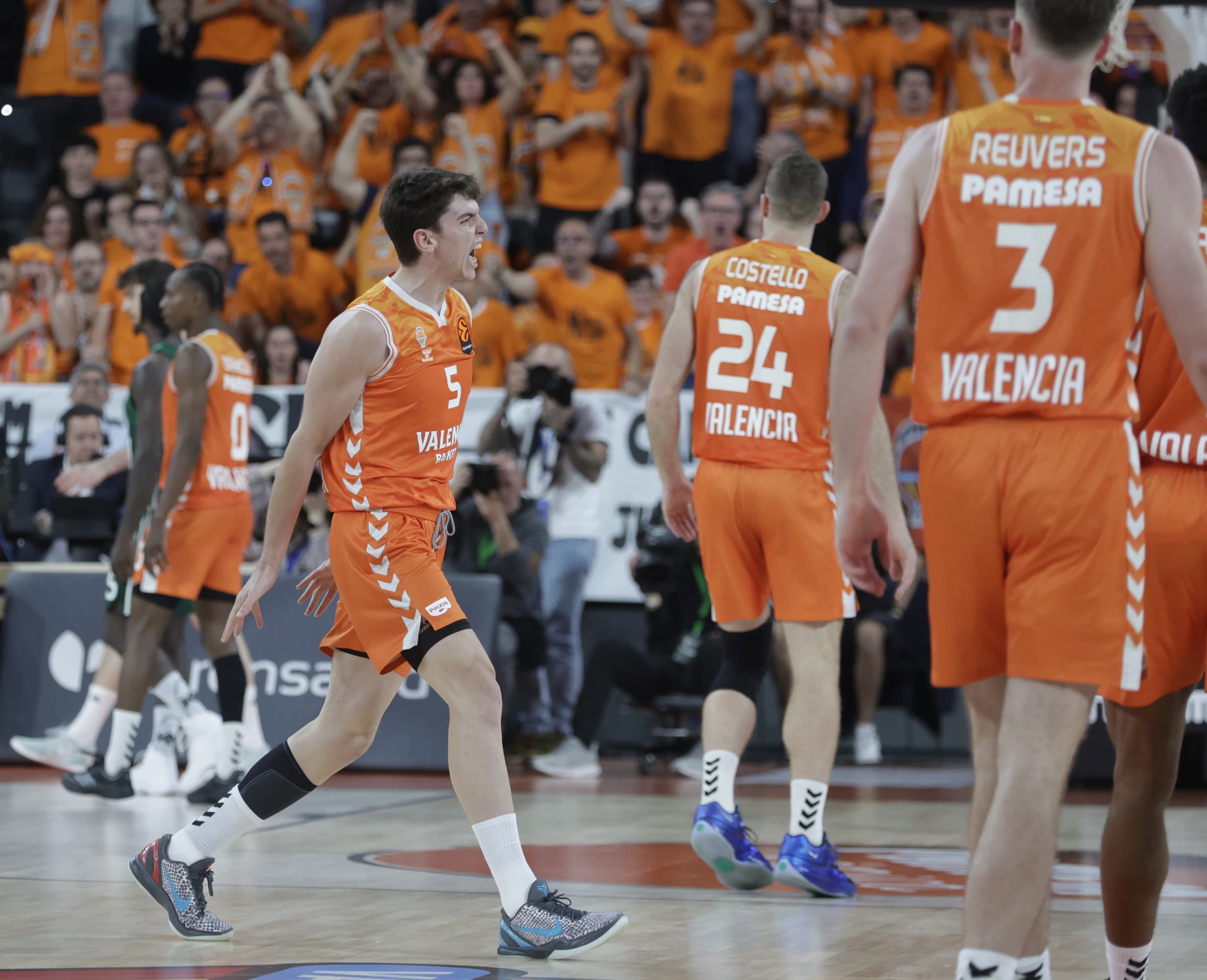 Sergio De Larrea celebra un acción durante el partido.