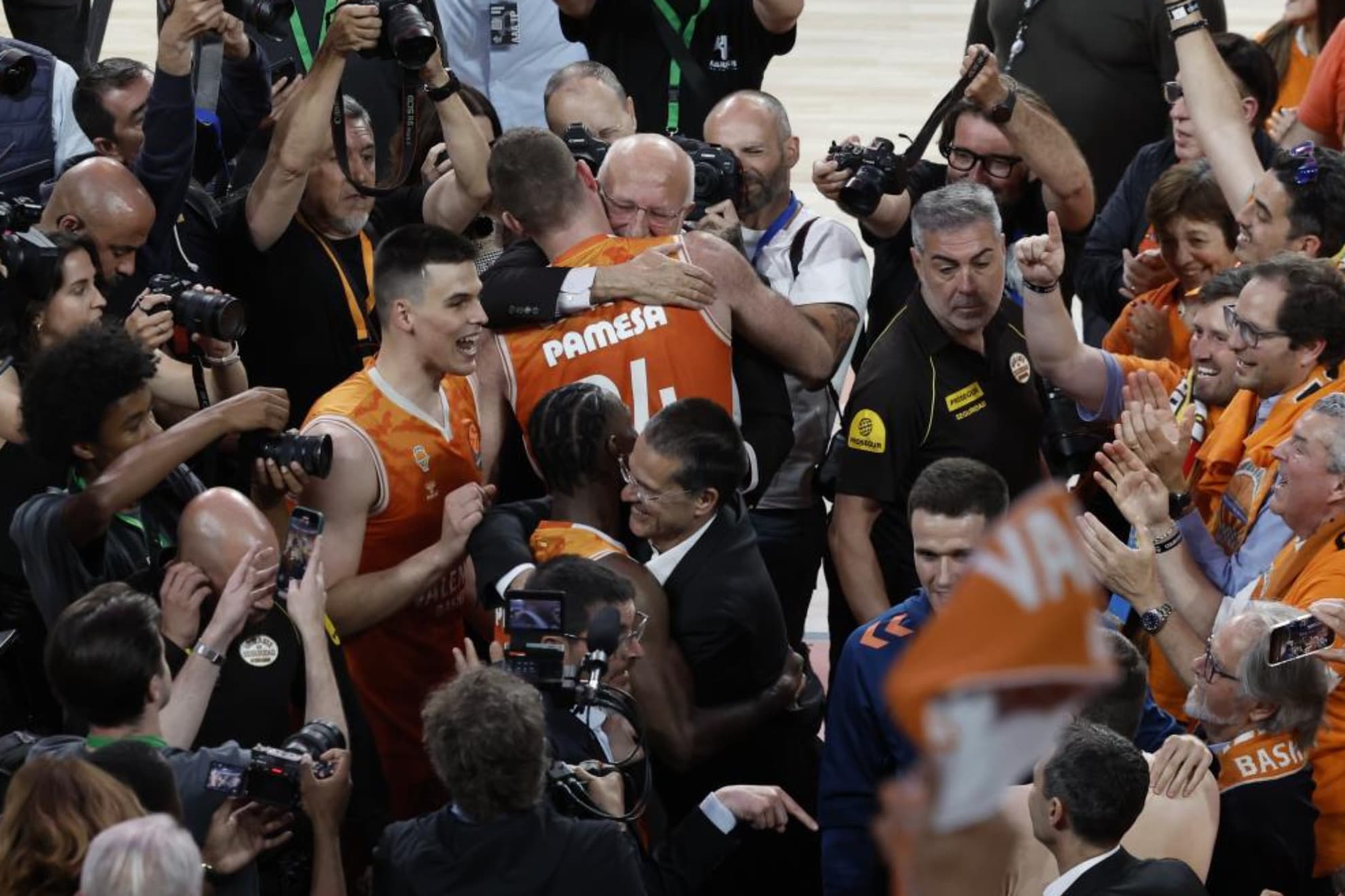 Felicidad en el Valencia tras su triunfo en el quinto partido.