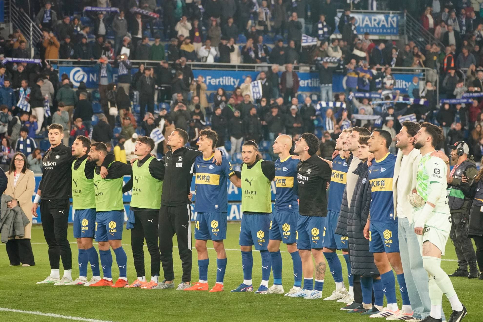 Los jugadores del Alavés celebran con su público el triunfo ante el Barcelona.