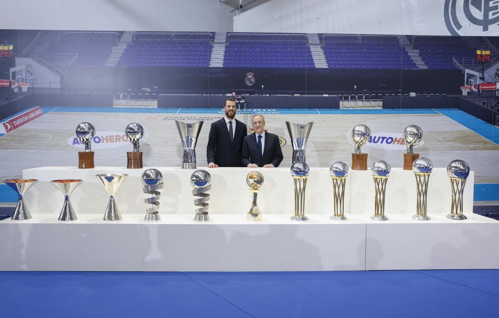 Sergio Rodríguez, responsable de la sección blanca, junto al presidente Florentino Pérez.