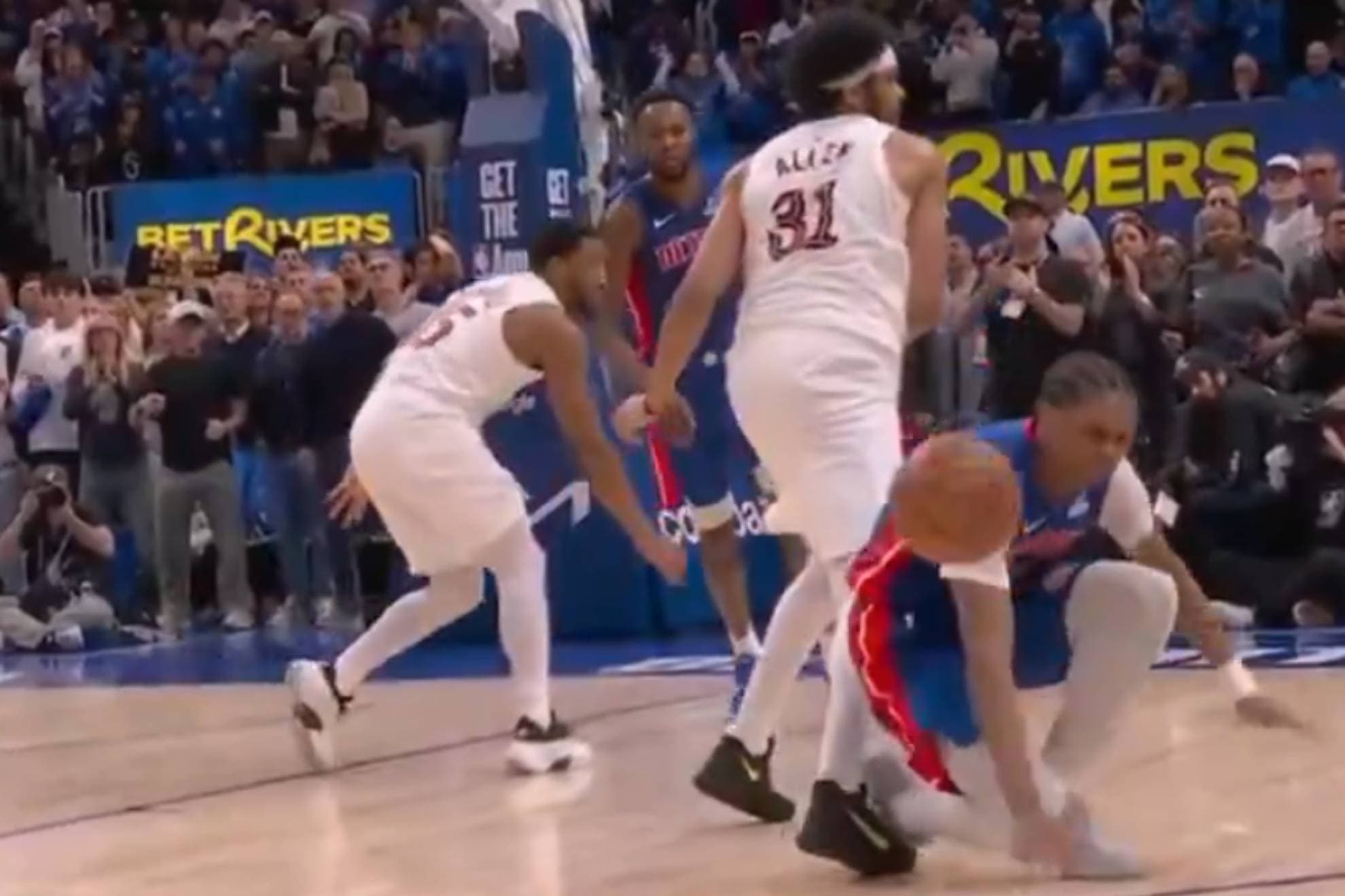 El tropezón más polémico de los Playoffs NBA: no pitaron falta de Allen a Thompson