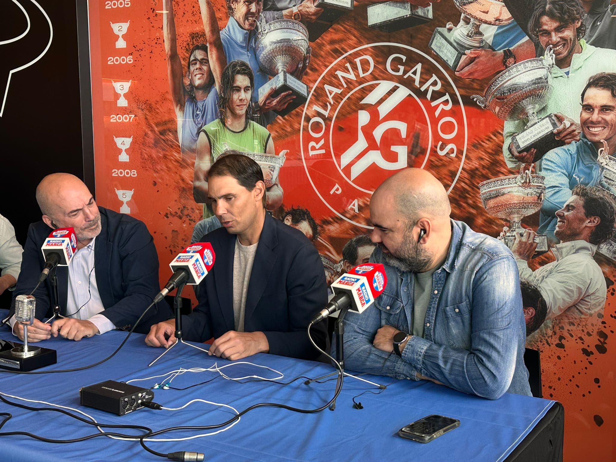 Rafa Nadal, con Raúl Varela y José Luis A. Escarabajano.