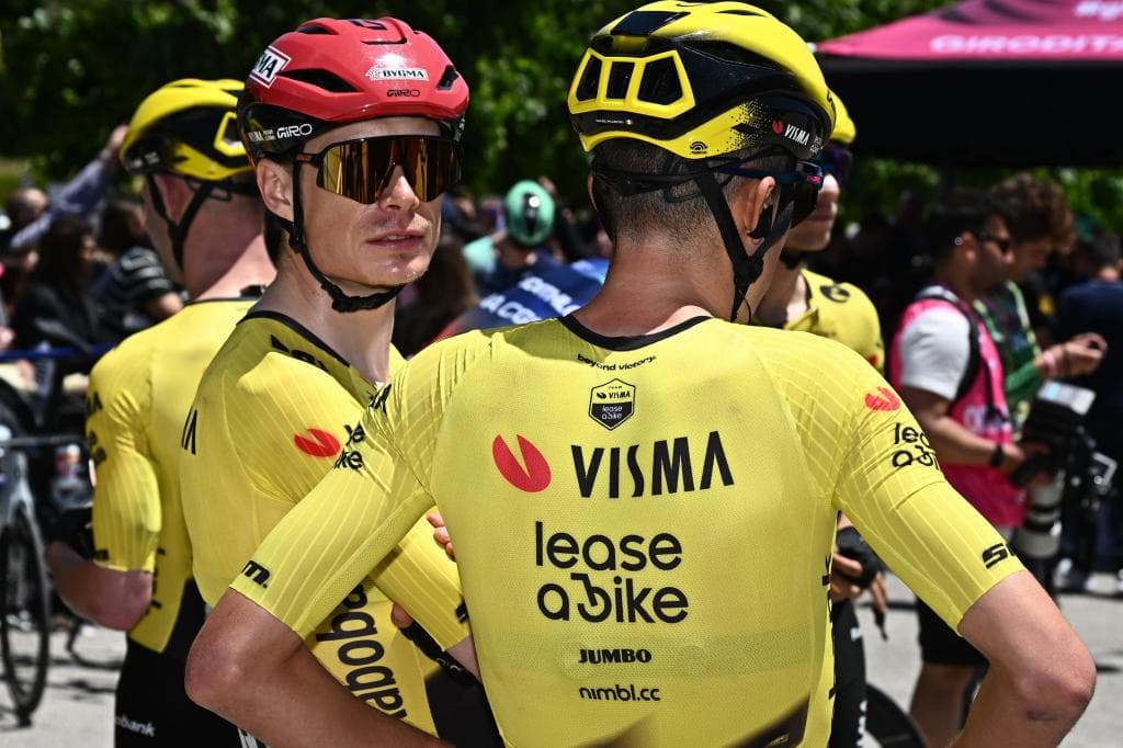 Jonas Vingegaard, durante la salida de una etapa del Giro 2026.