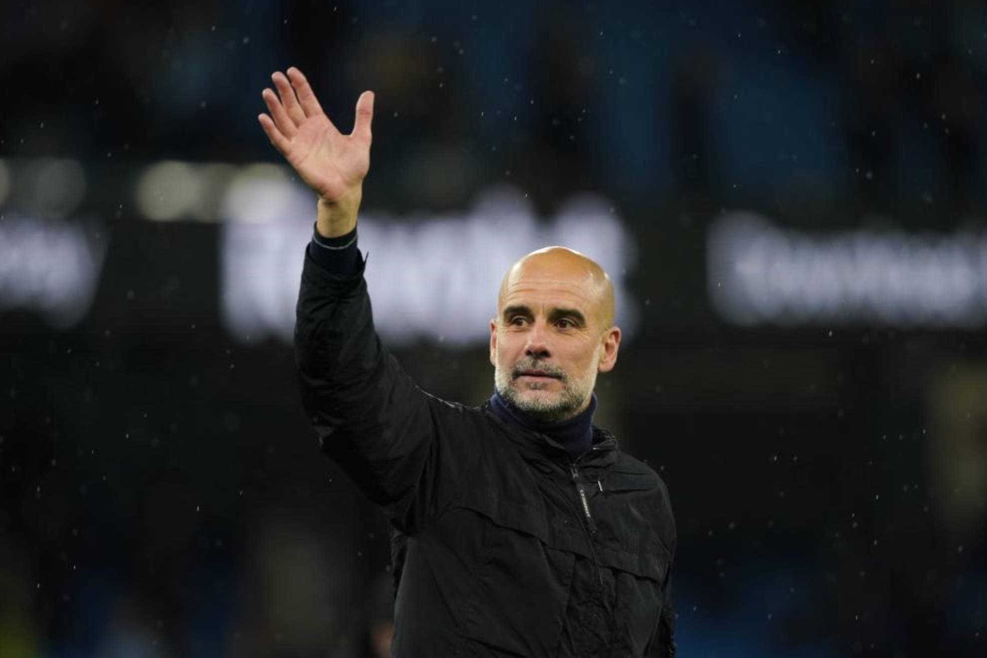 Guardiola saluda a su afición en el choque ante el Crystal Palace