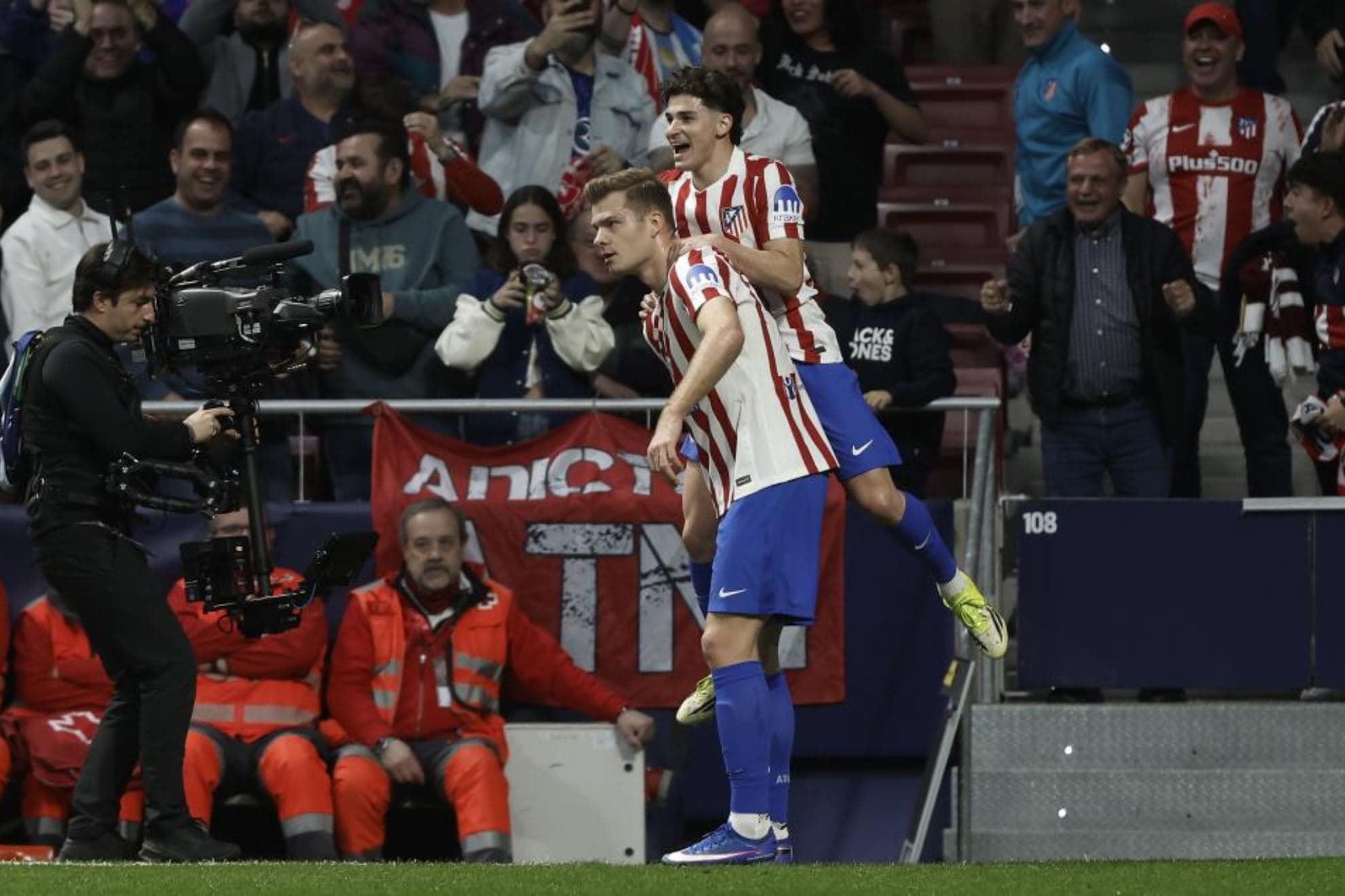 Sorloth y Julián celebran un gol juntos.