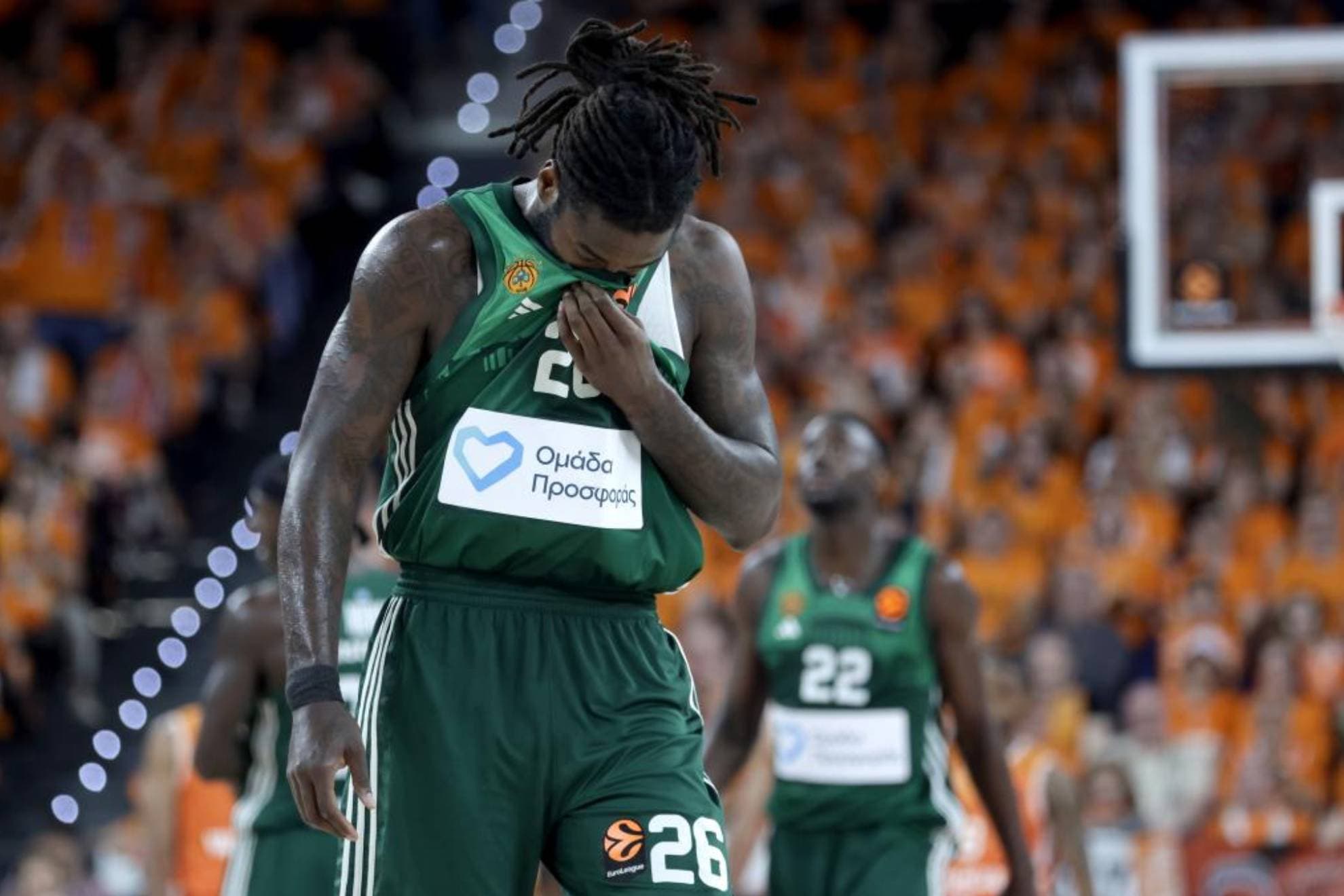 Mathias Lessort se lamenta durante el quinto partido de la serie entre el Valencia y el PAO.
