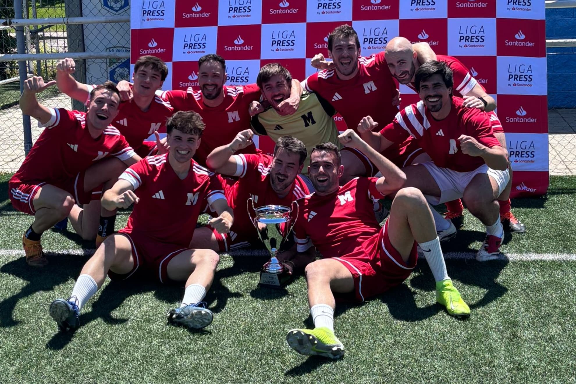 Los jugadores de MARCA celebran la consecución de la Liga de Medios 2025-26.