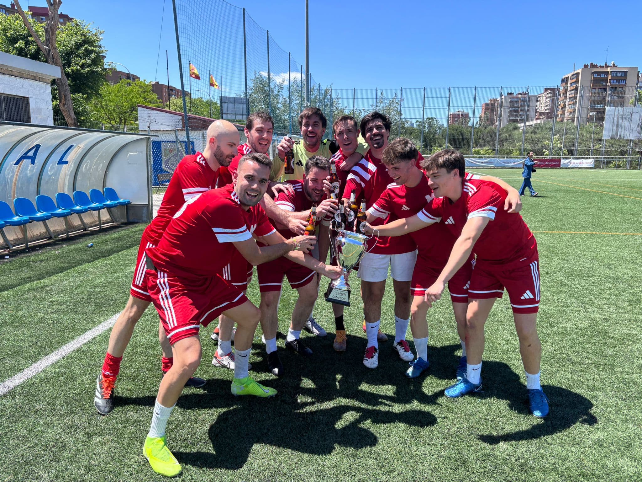 El equipo de MARCA celebra el título en el campo de la A.D. Villa Rosa.