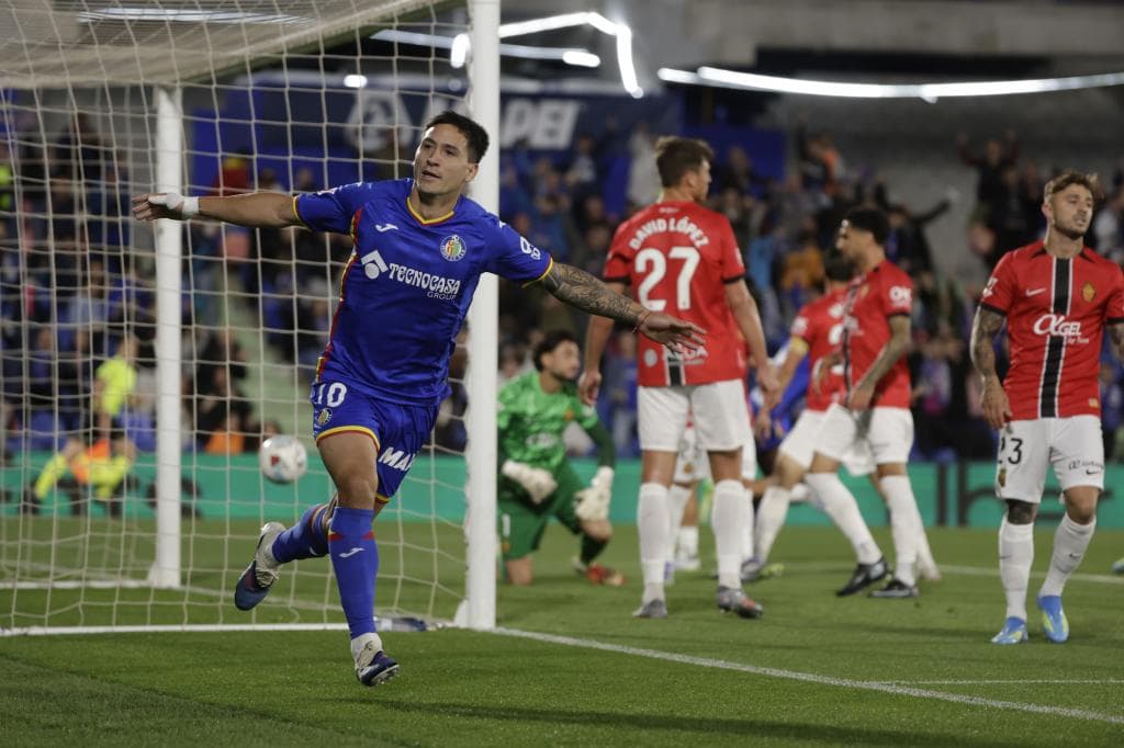 Satriano celebra su doblete ante el Mallorca