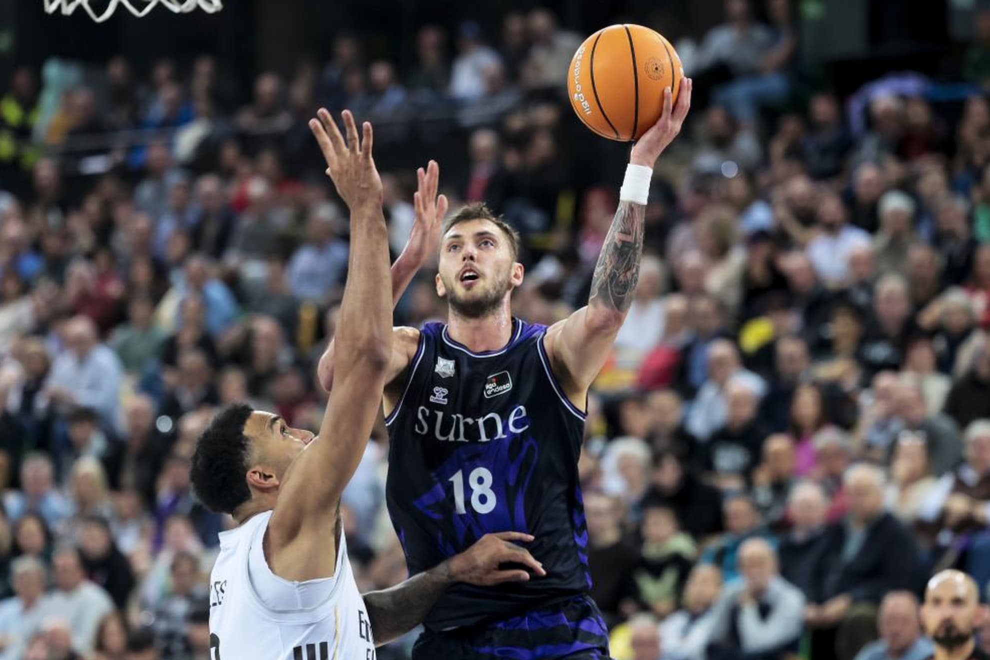 Luke Petrasek trata de anotar ante la defensa de Trey Lyles.