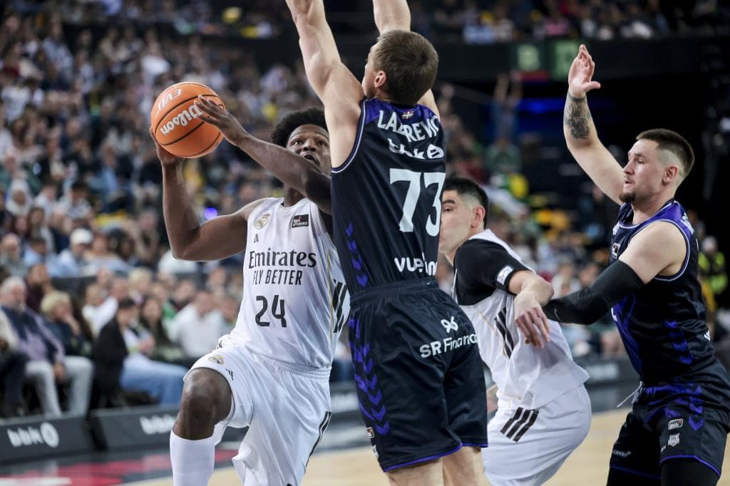 Andrés Feliz intenta lanzar ante Stefan Lazarevic.
