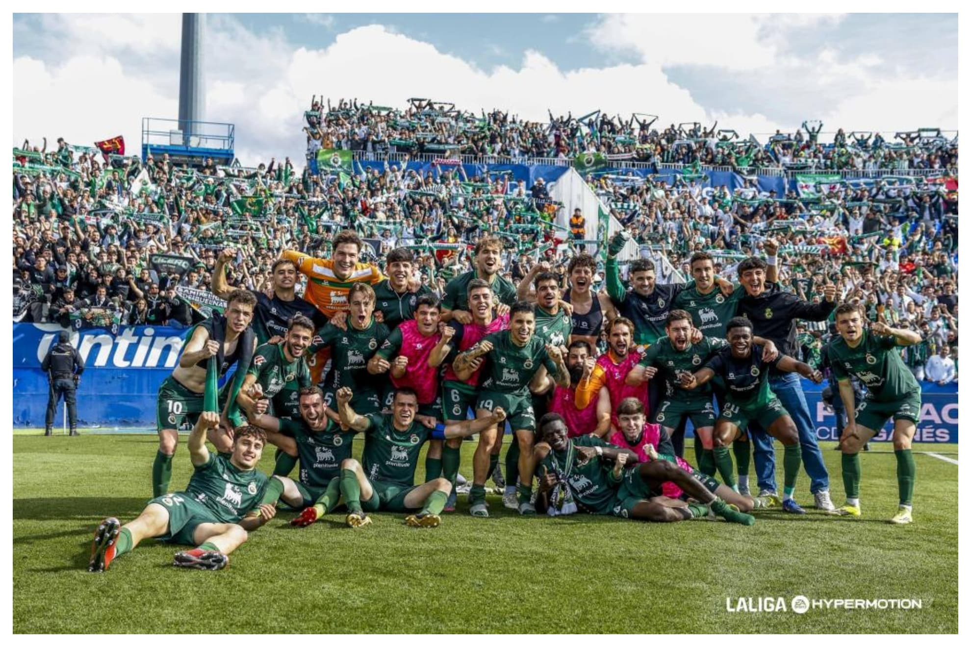 Los jugadores del Racing celebran con su afición la casi decisiva victoria en Leganés