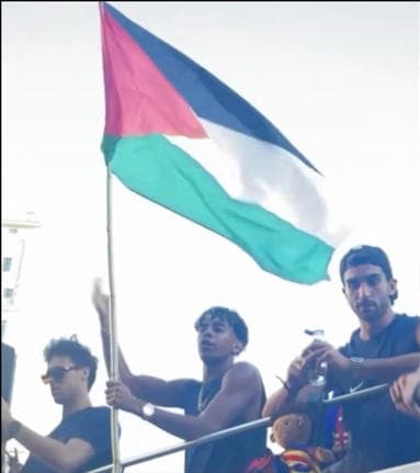 Yamal ondea la bandera de palestina en las celebraciones.