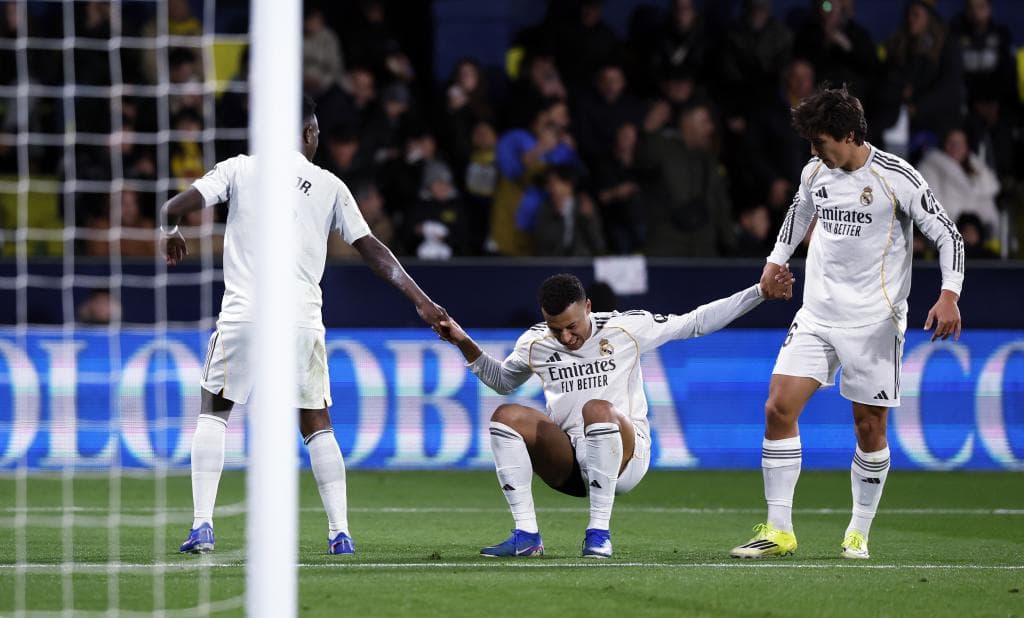 Vinicius y Gonzalo ayudan a Mbappé a levantarse.