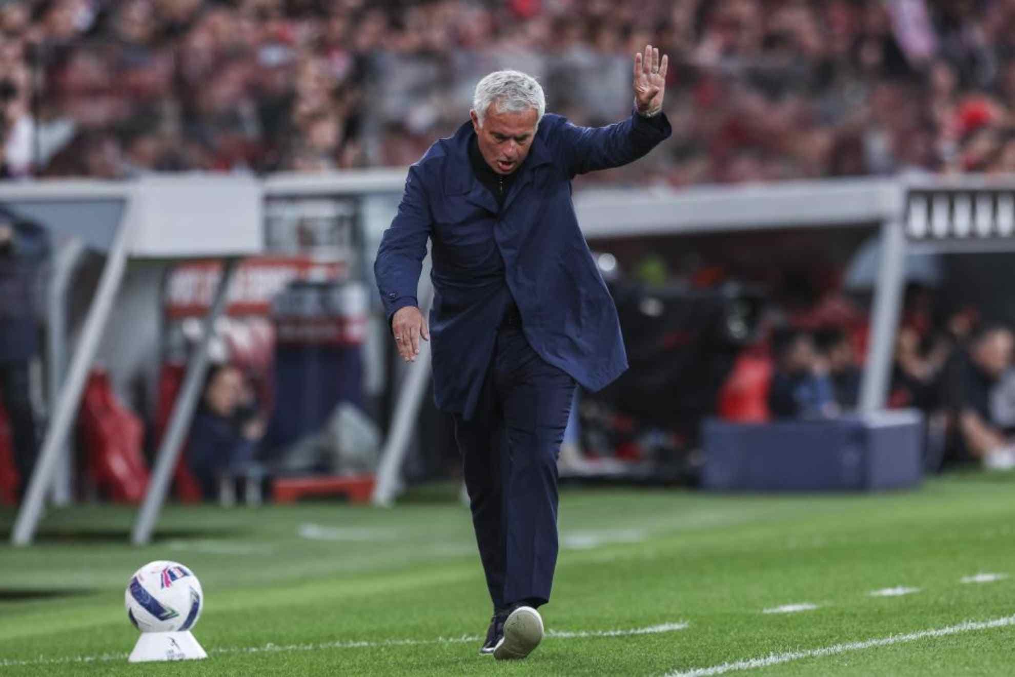 Mourinho, en el banquillo.