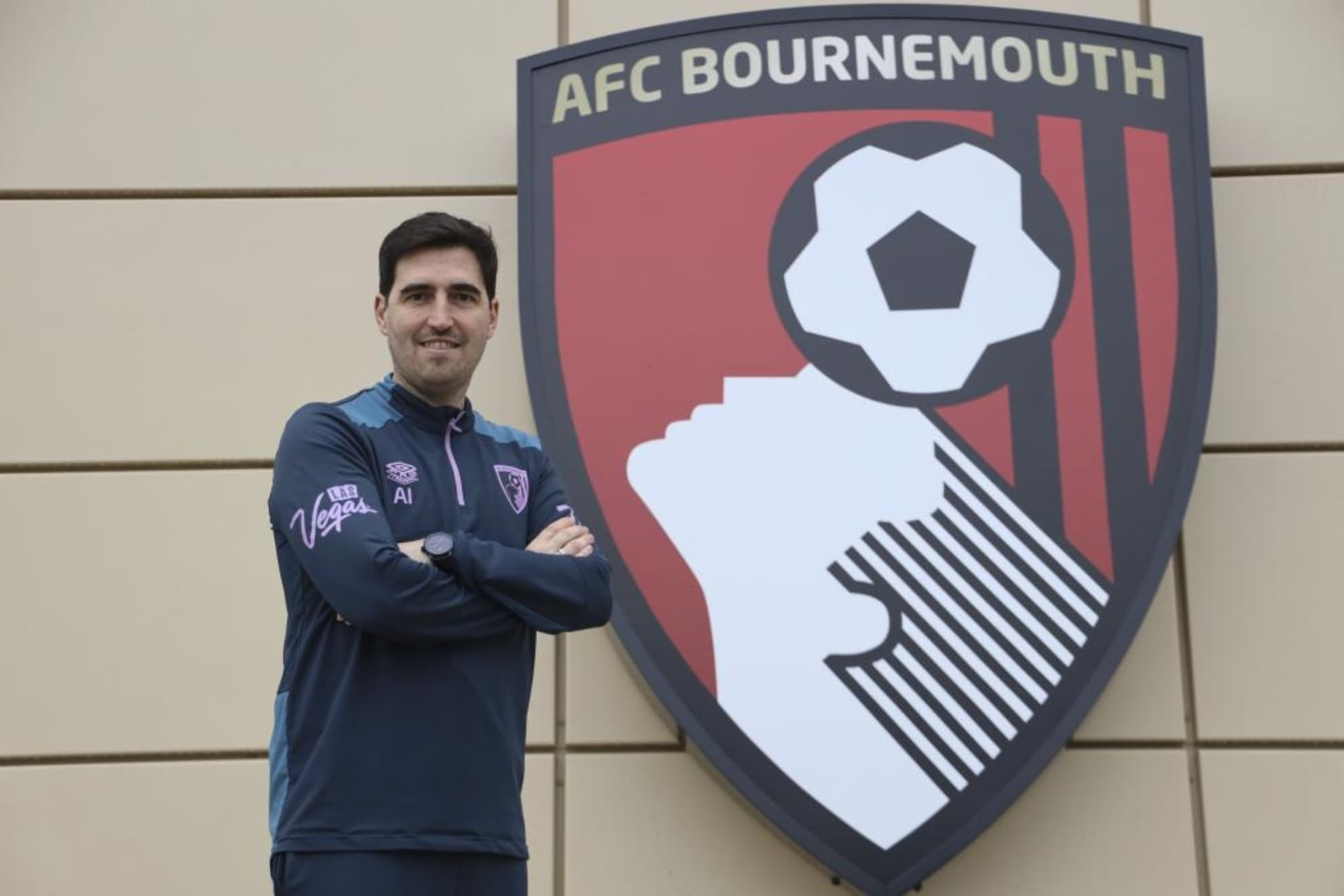 Andoni Iraola posa en la Ciudad Deportiva con el escudo del Bournemouth.