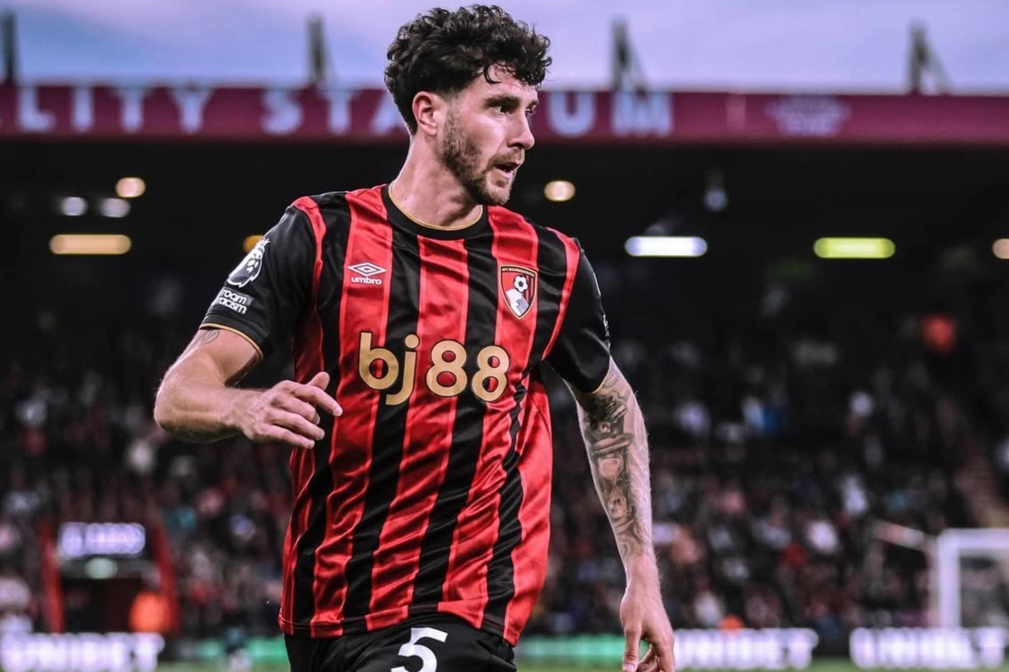 El central argentino disputando un partido con el Bournemouth.