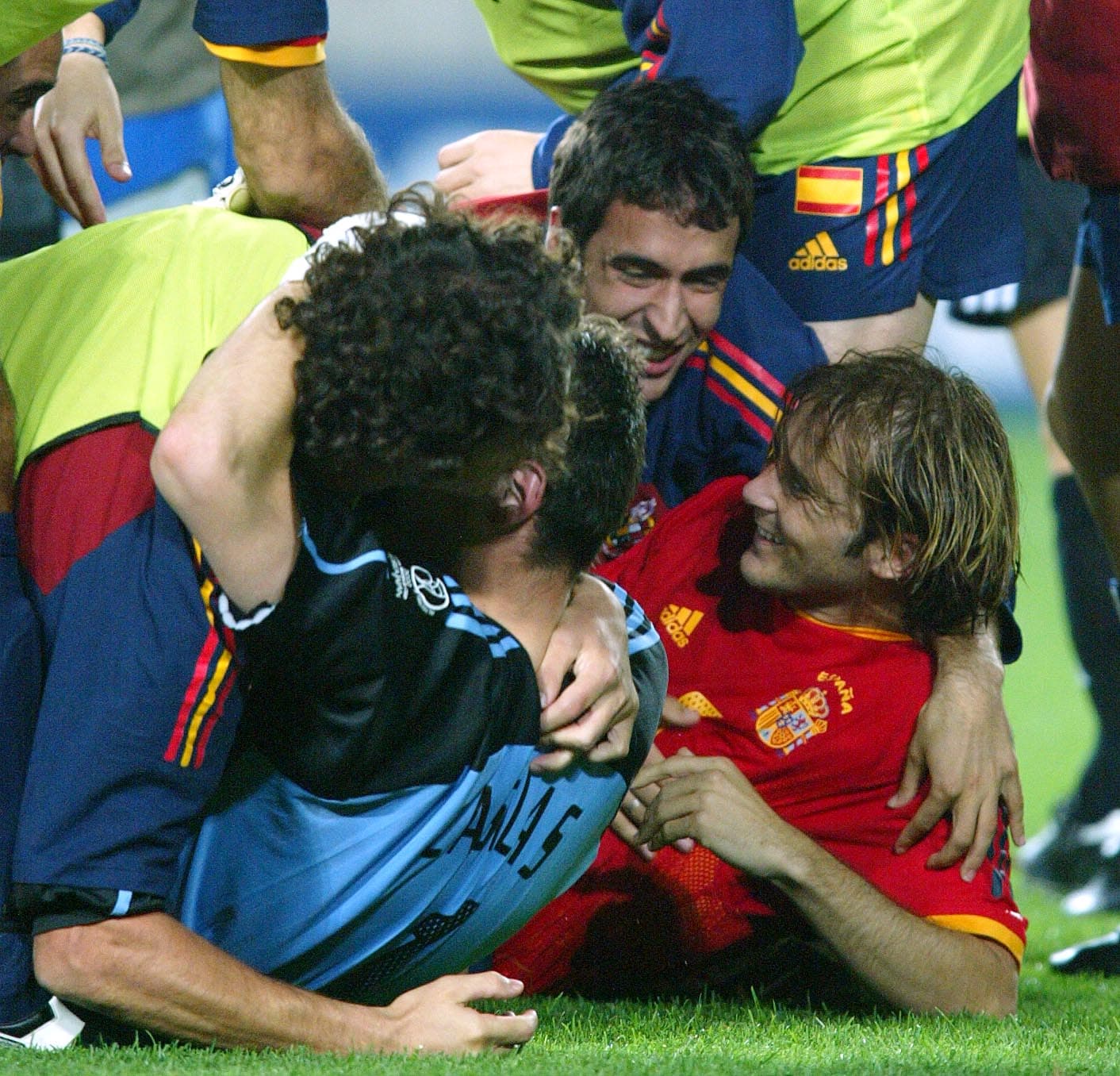 Raúl y Mendieta, jugando con España