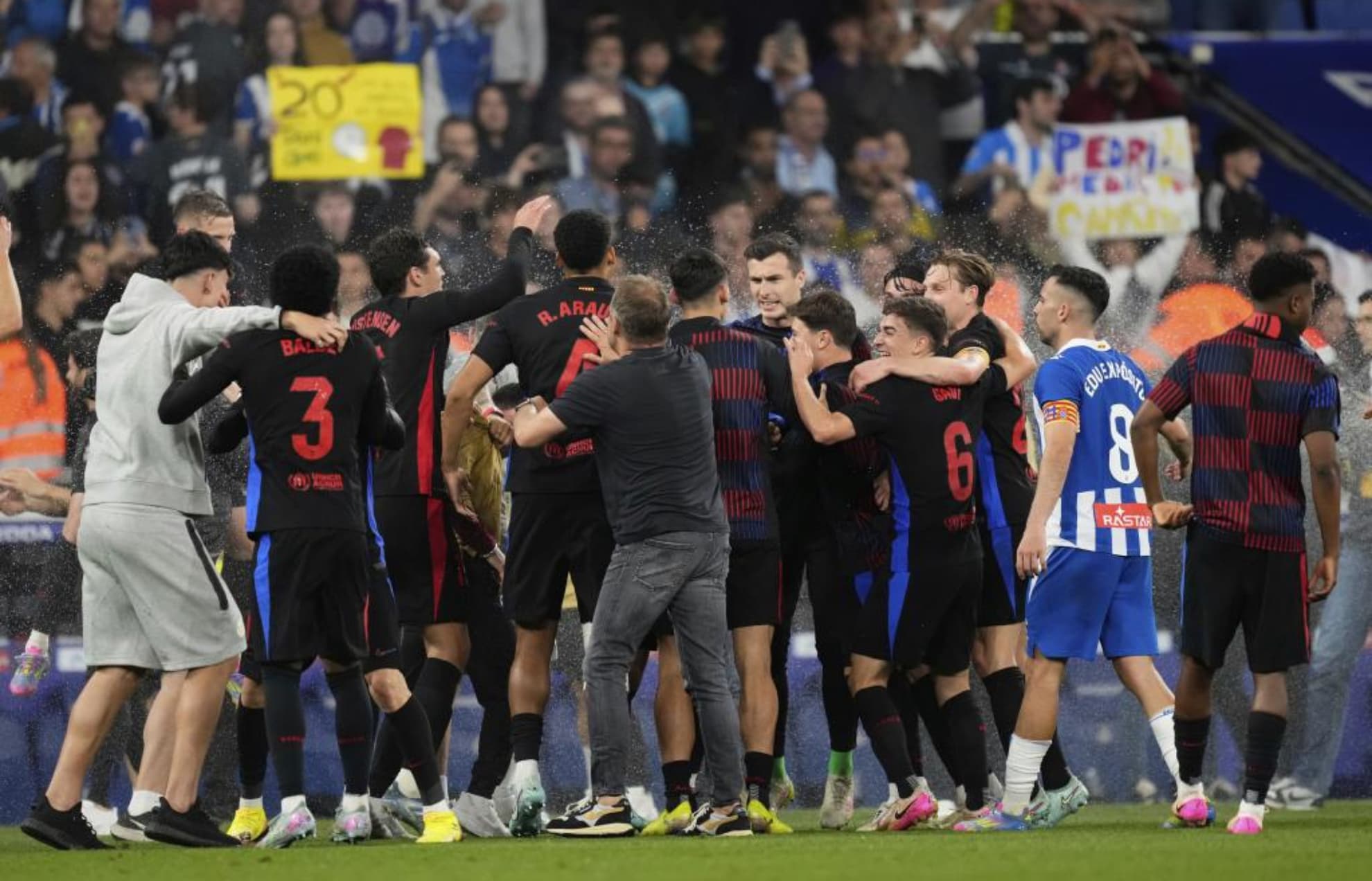 La plantilla del Barça celebrando el título de la 24-25.