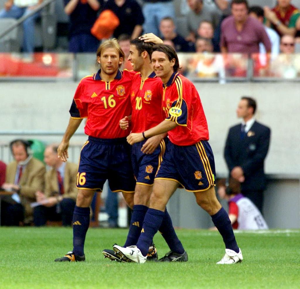 MENDIETA Y ALFONSO CELEBRAN EL GOL DE RAUL ANTE ESLOVENIA