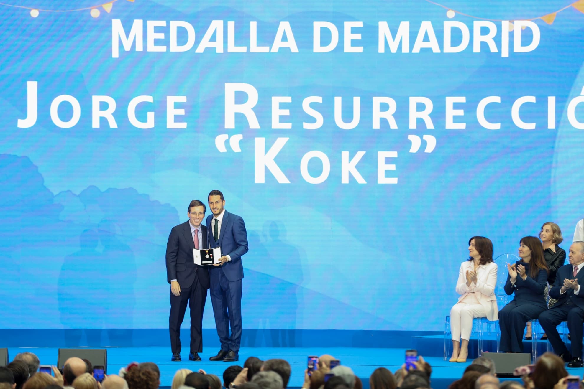 Koke recibe la Medalla de Madrid de manos de Martínez-Almeida.