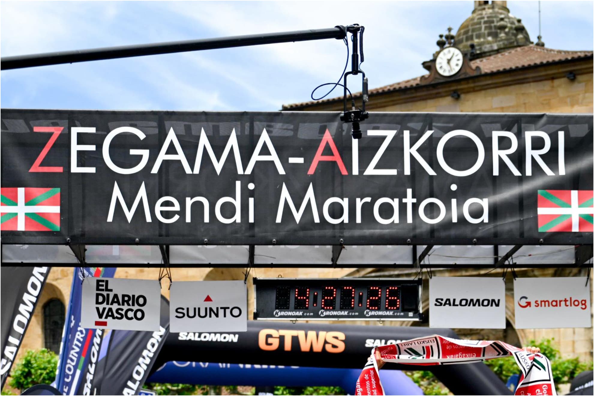 El cartel de la meta de Zegama