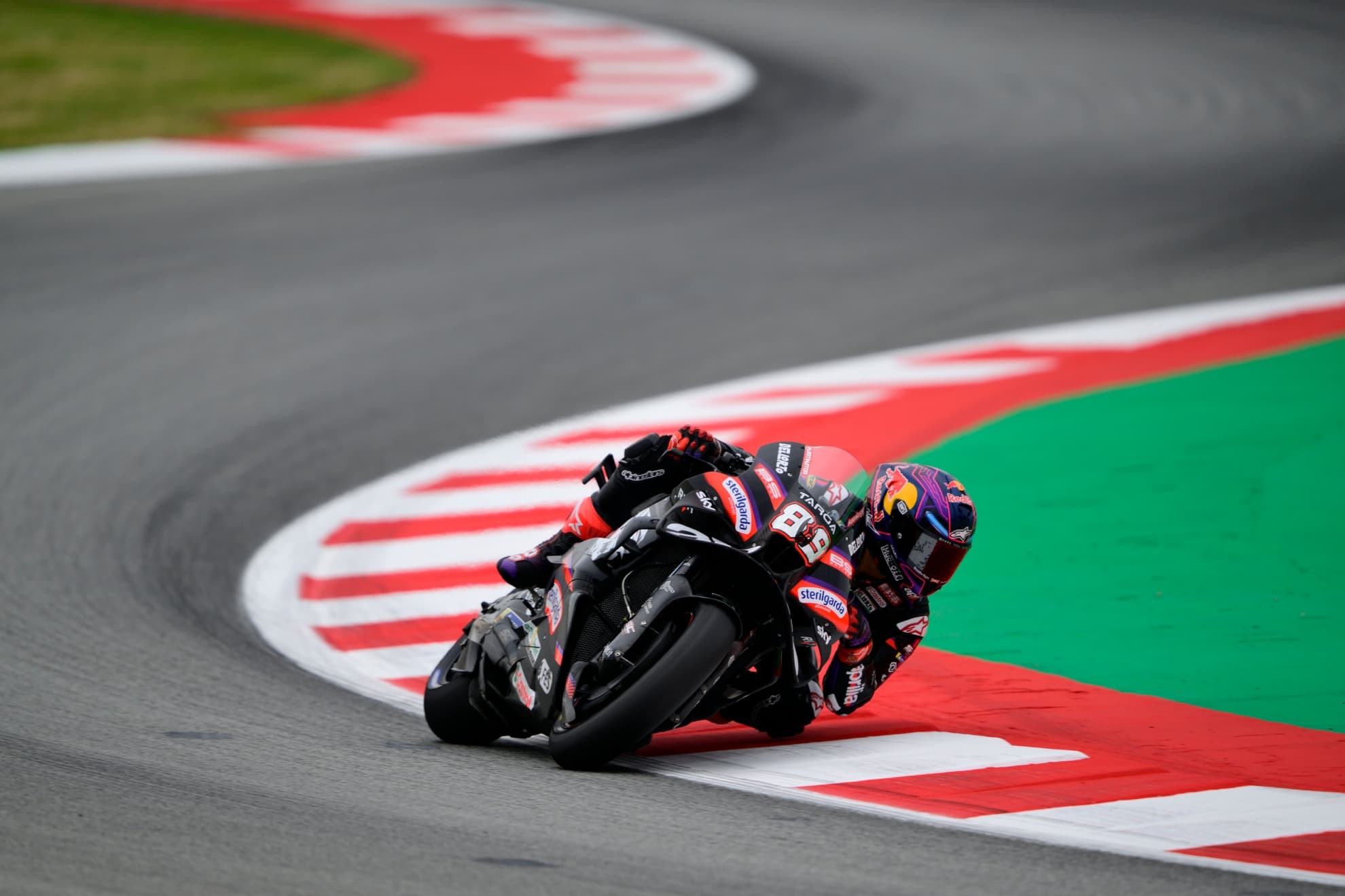 Jorge Martín, sobre su Aprilia en Montmeló.