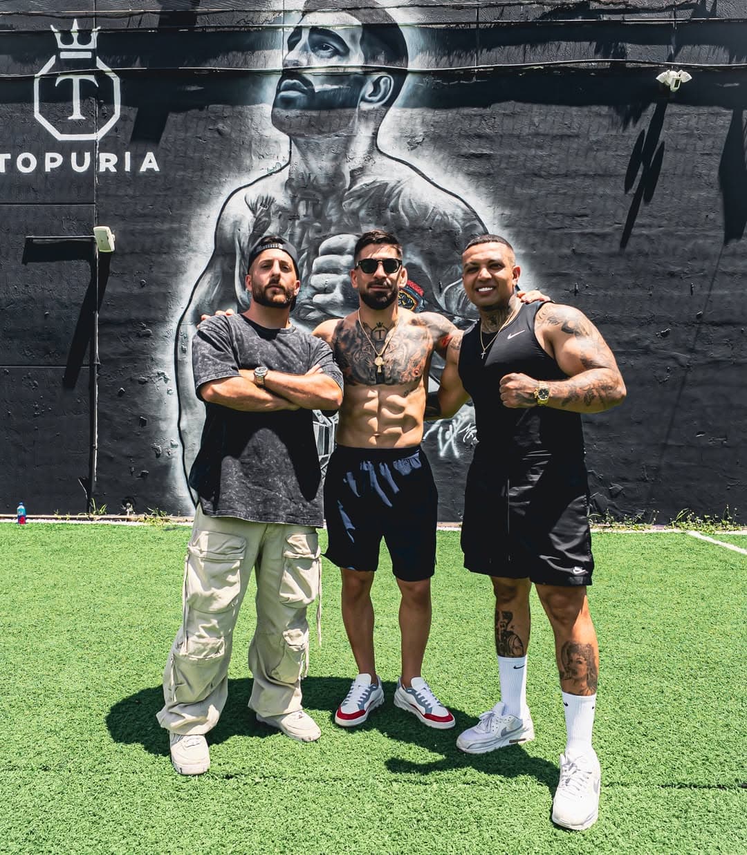 Ilia Topuria posa junto al mural realizado en el BOXR Gym.
