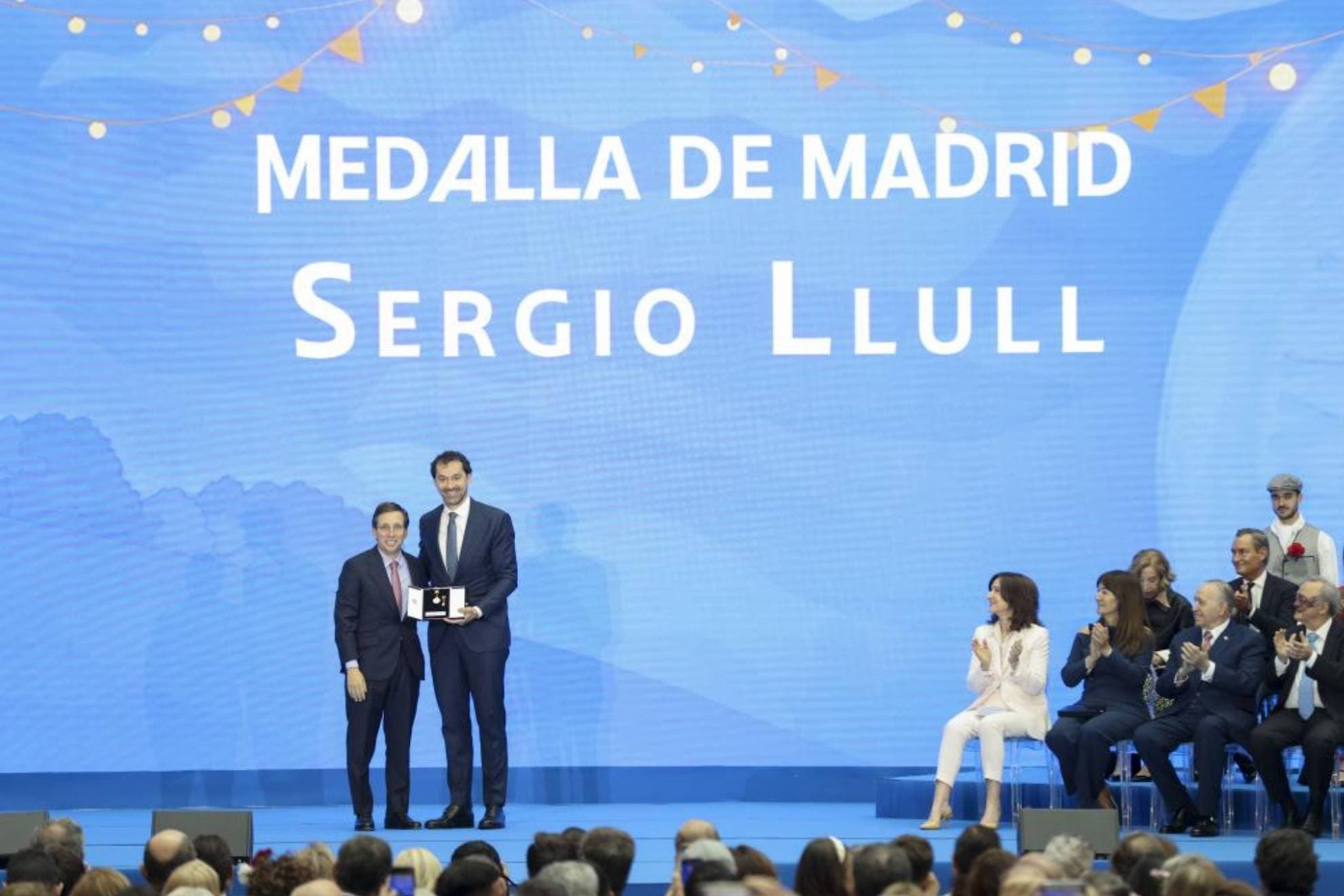 Sergio Llull recibe el premio de la mano del alcalde de Madrid, José Luis Martínez-Almeida.