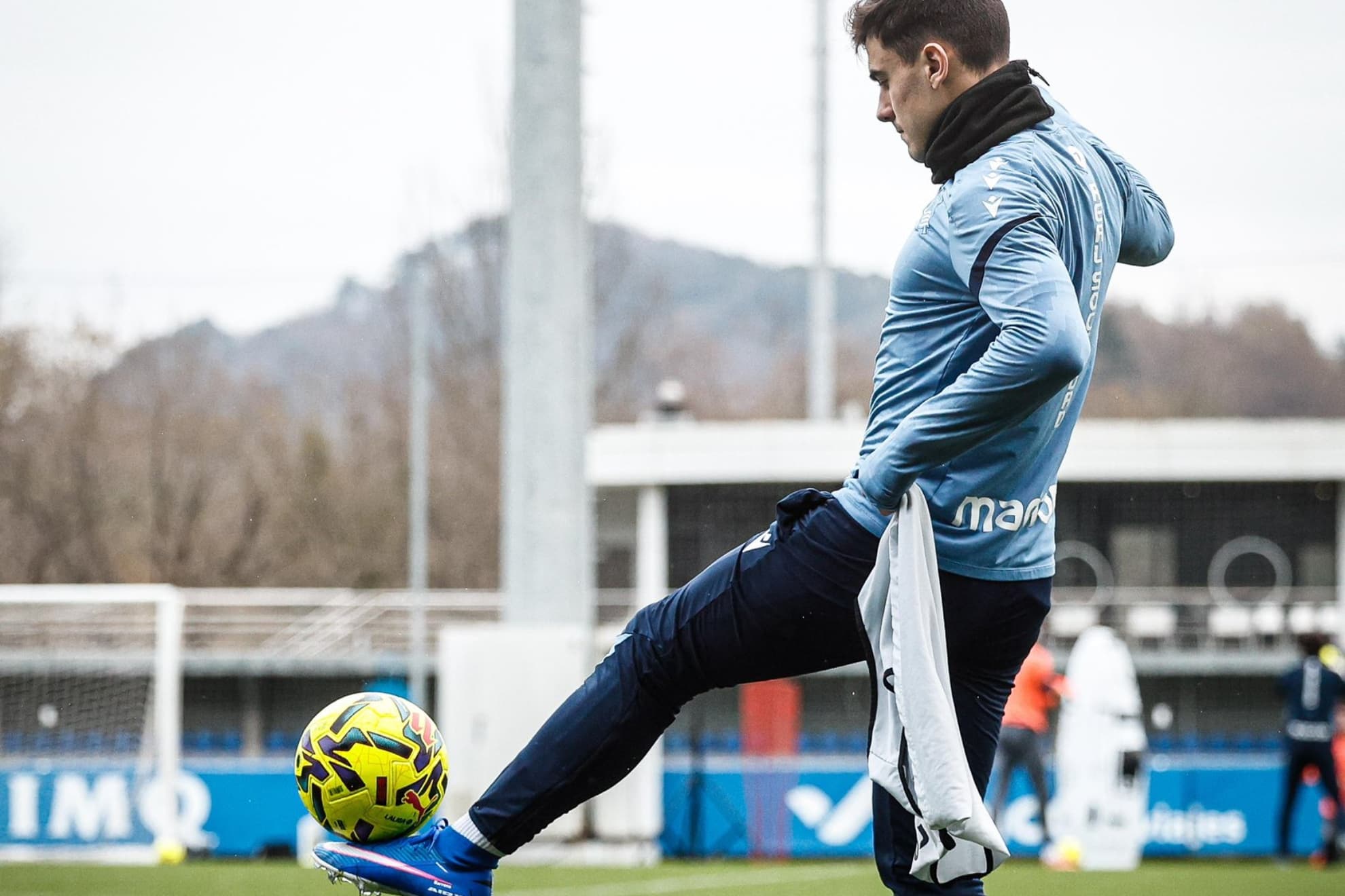 Ander Barrenetxea golpea al balón con su pie izquierdo, en un entrenamiento con la Real.