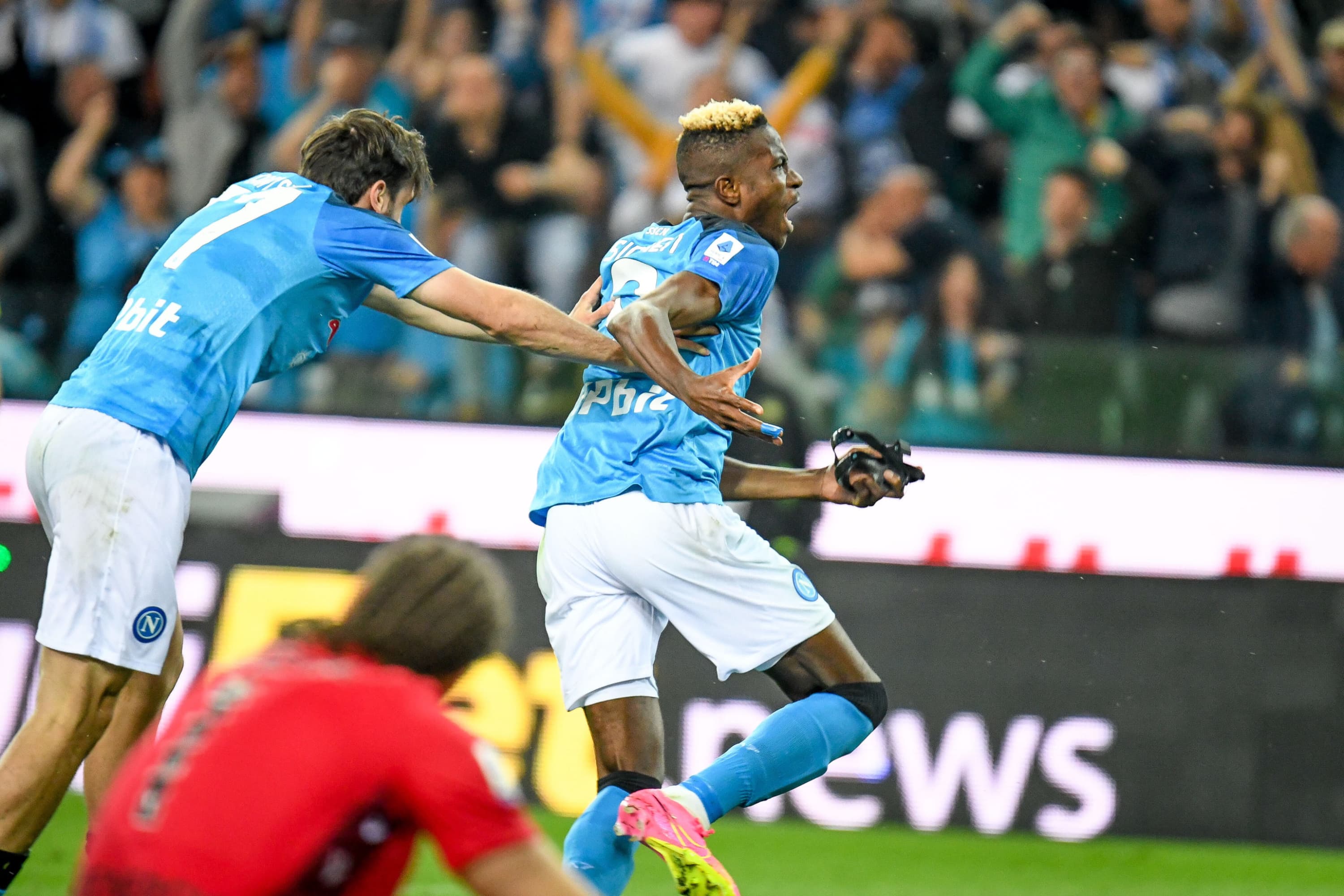 Osimhen y Kvaratskhelia celebrando un gol