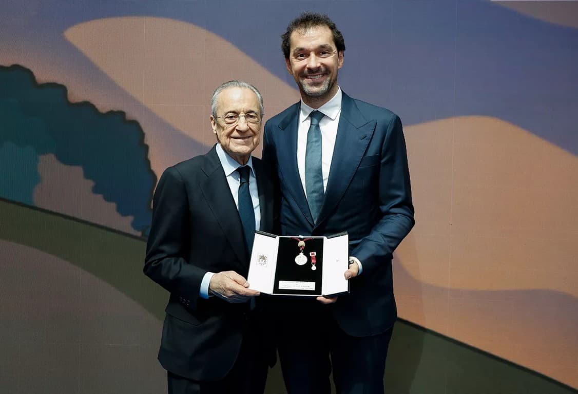 Sergio Llull, capitán, y Florentino Pérez, presidente del Real Madrid, posan con el galardón.