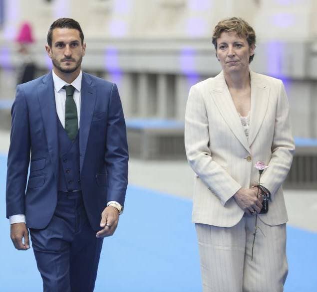 Elisa Aguilar (dcha.), durante su llegada a los Premios Medallas de Madrid, con Koke (izqda.)