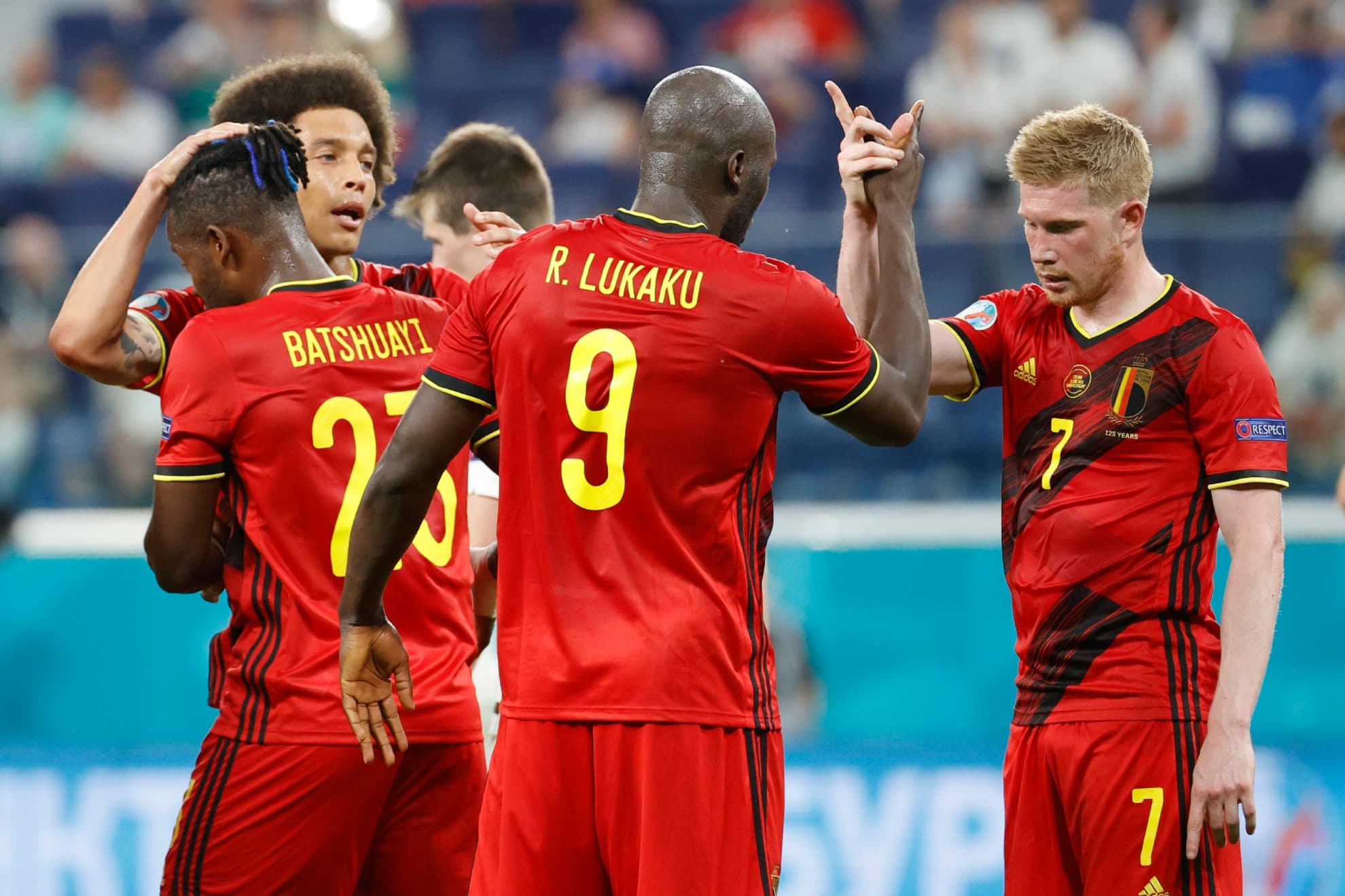 Lukaku celebra un gol con De Bruyne, mientras Witsel se abraza con Batshuayi.