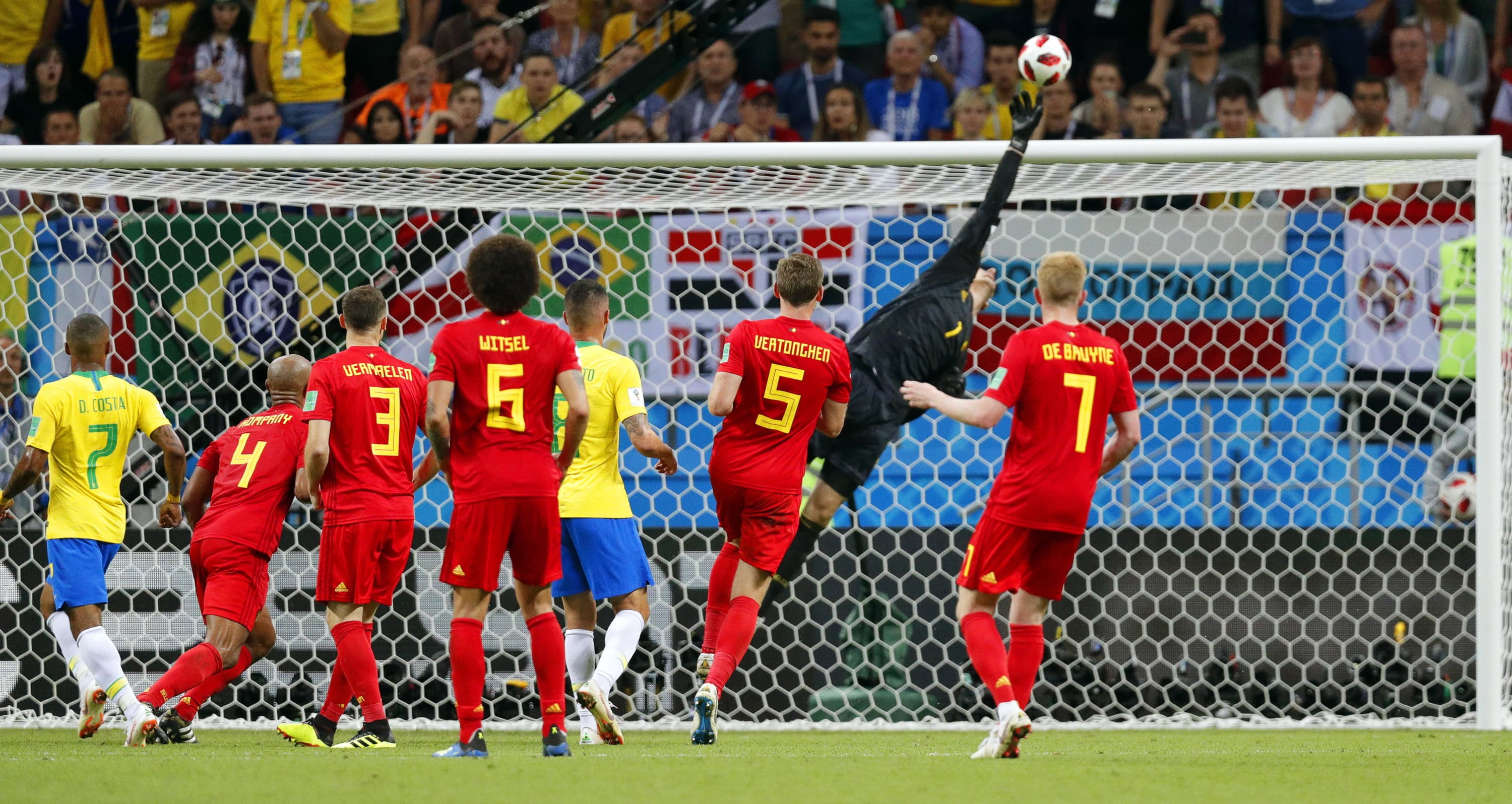Una parada de Courtois contra Brasil.