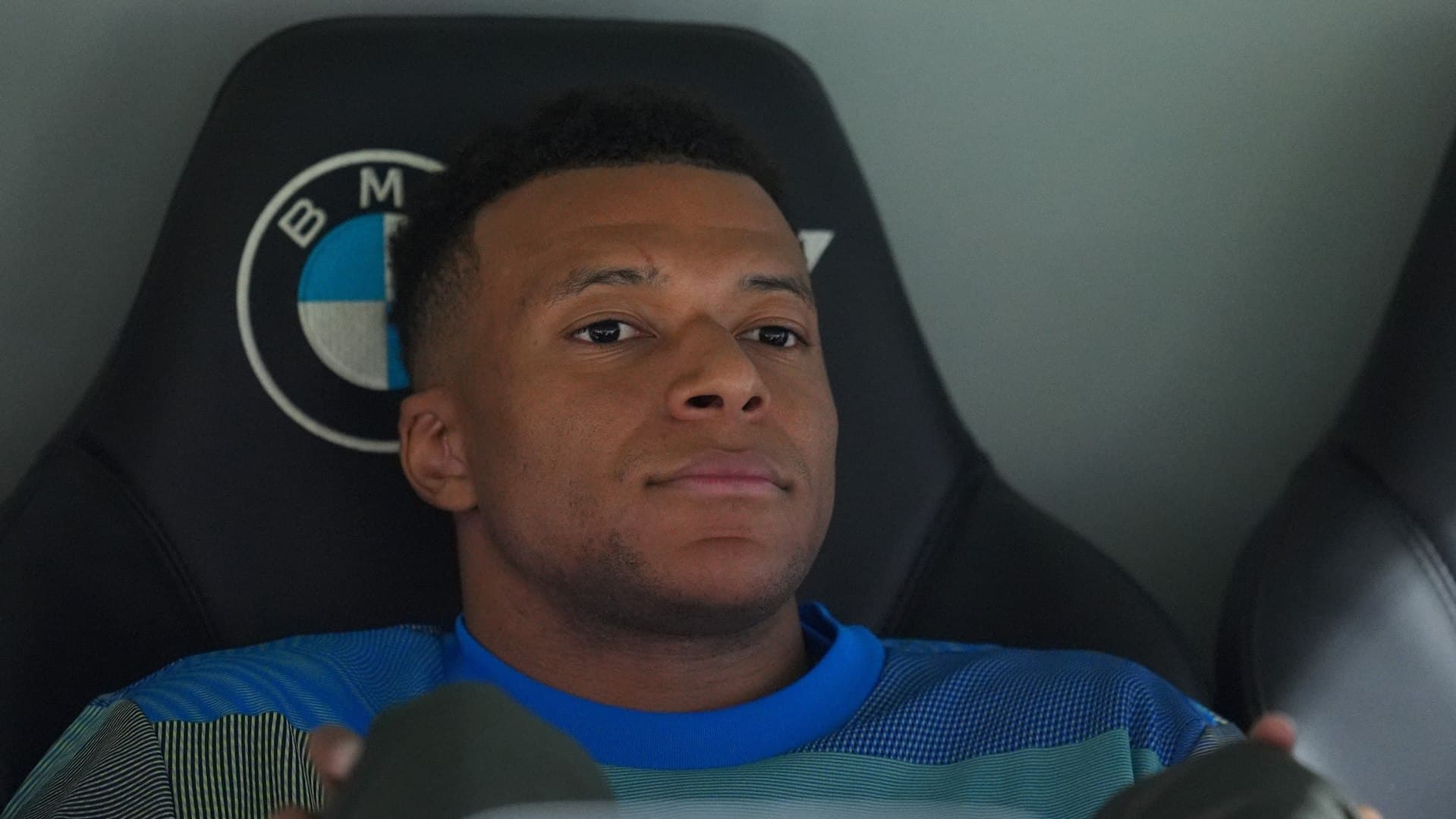 Kylian Mbappé en el banquillo del Bernabéu durante el partido ante el Oviedo