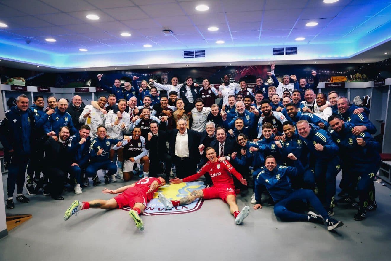 El Villa, celebrando.