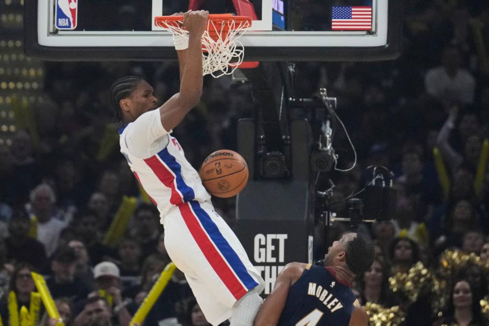 Ausar Thompson machaca el aro durante el partido disputado este viernes en Cleveland.