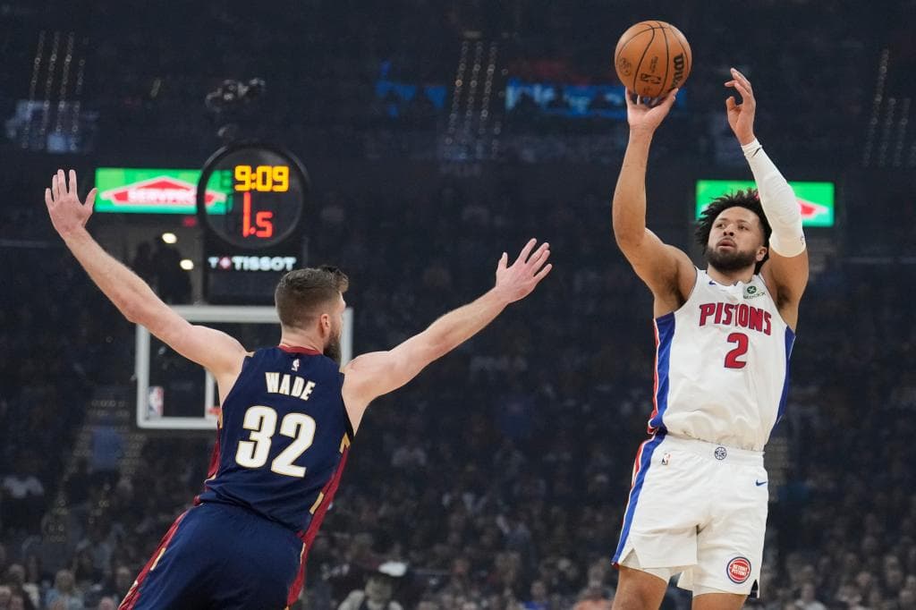Cade Cunningham lanza un triple ante la defensa de Dean Wade.