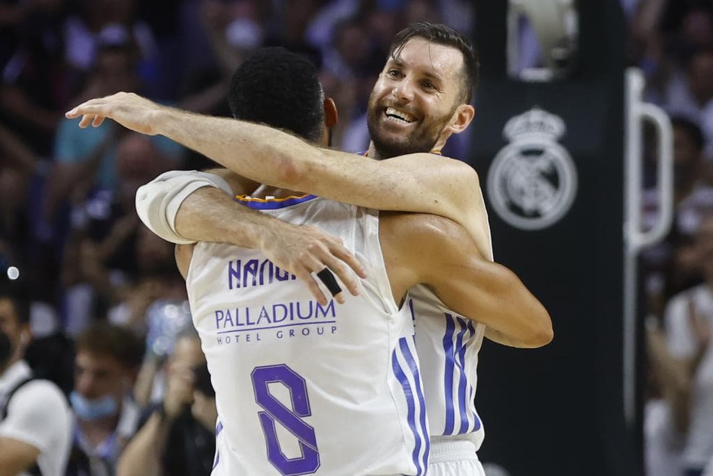 Adam Hanga se abraza con Rudy Fernández tras la consecución de la ACB en 2022.