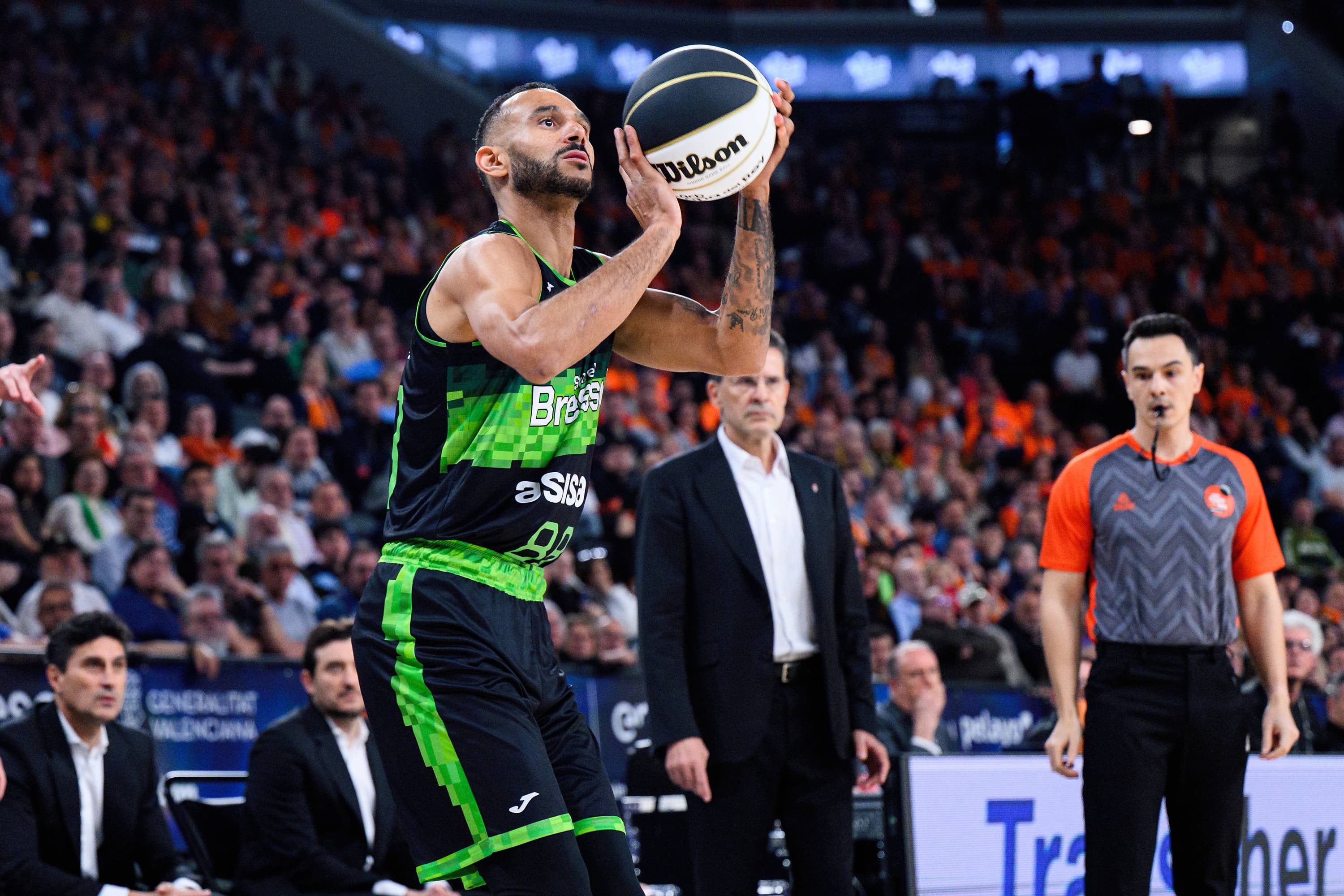 Adam Hanga lanza un triple durante la Copa del Rey 2026.
