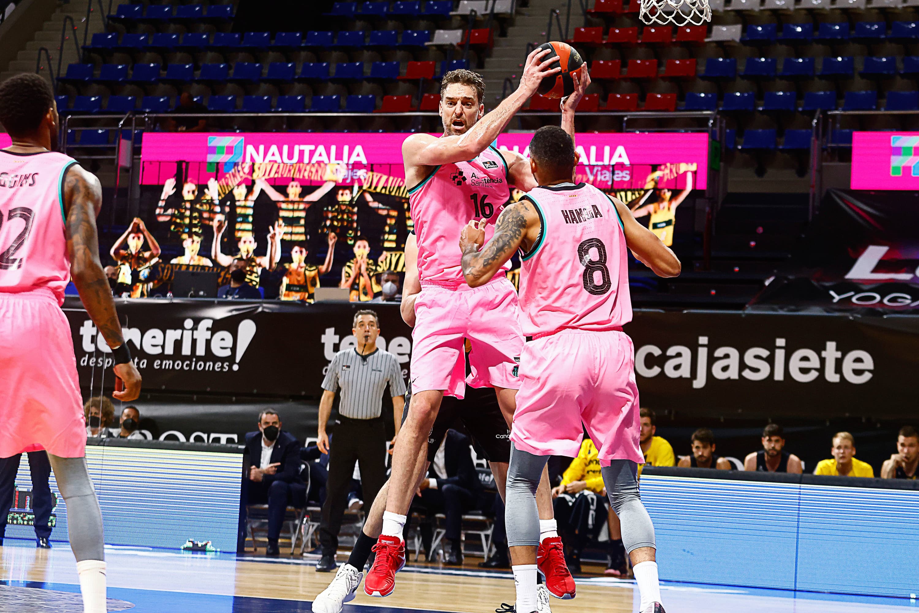 Pau Gasol coge un rebote al lado de Adam Hanga durante su etapa en el Barça.