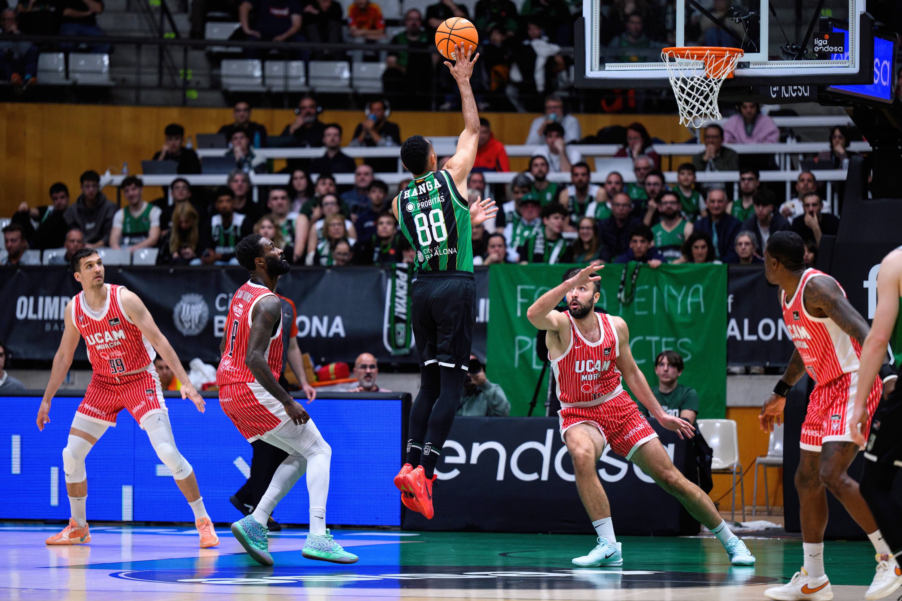 Adam Hanga tira a canasta en un partido de esta temporada con el Joventut.