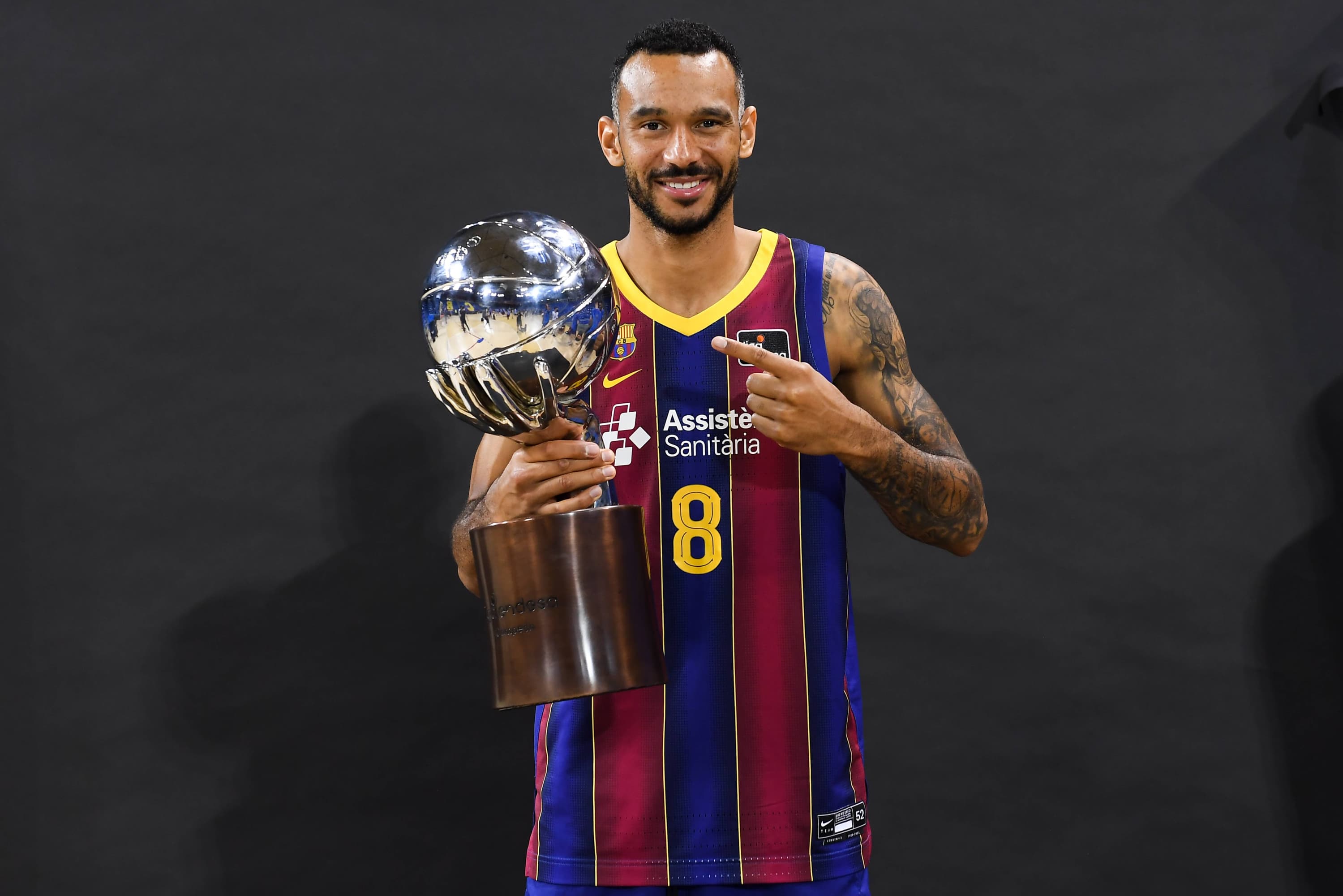 Hantga posa con la Liga Endesa conseguida en 2021, su último título con el Barça.